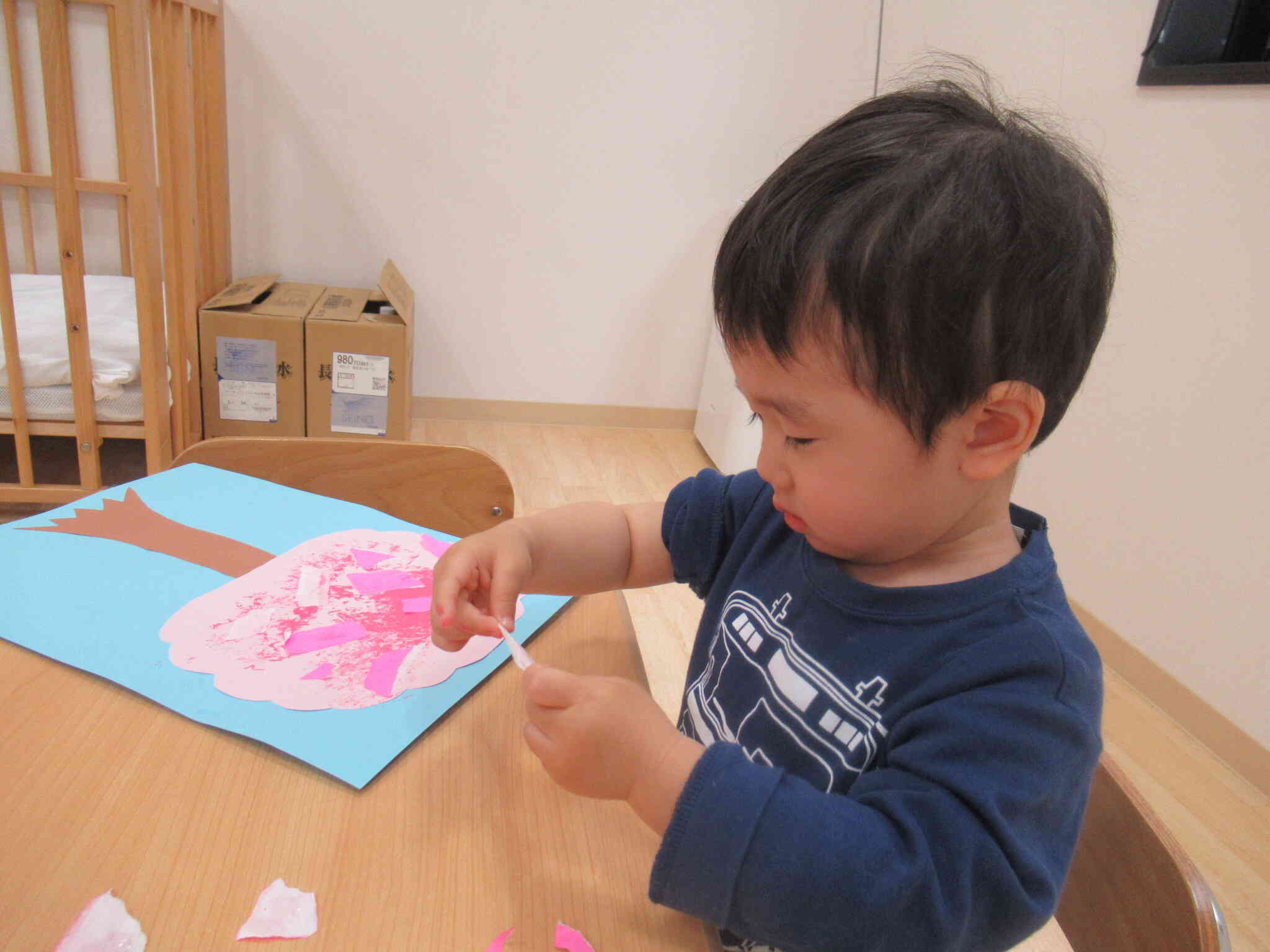 ｢絵の具もつかうよ。もっと、絵の具を付けよ～うっと！｣一生懸命、取り組んでくれています。