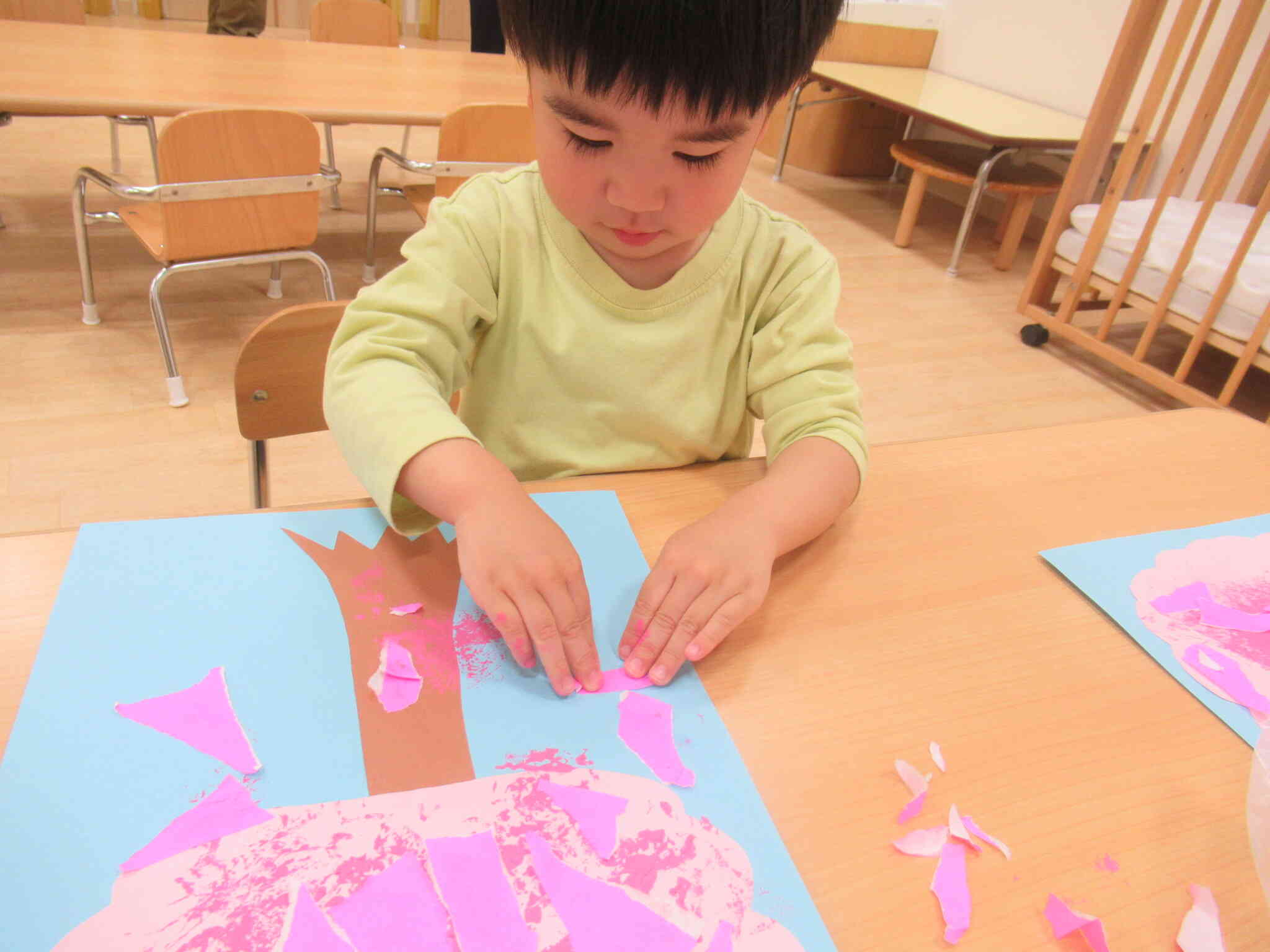 折り紙をちぎっていきます