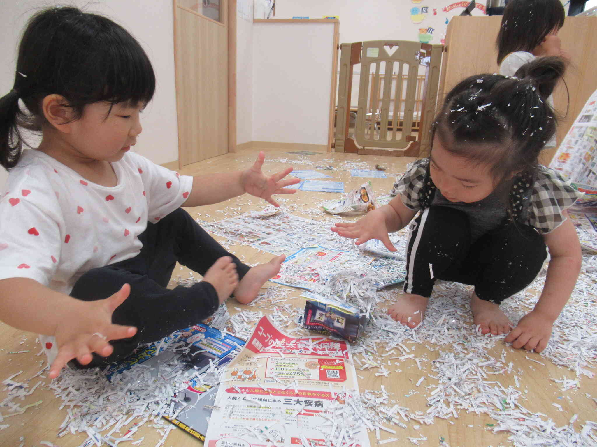 新聞紙まみれになって