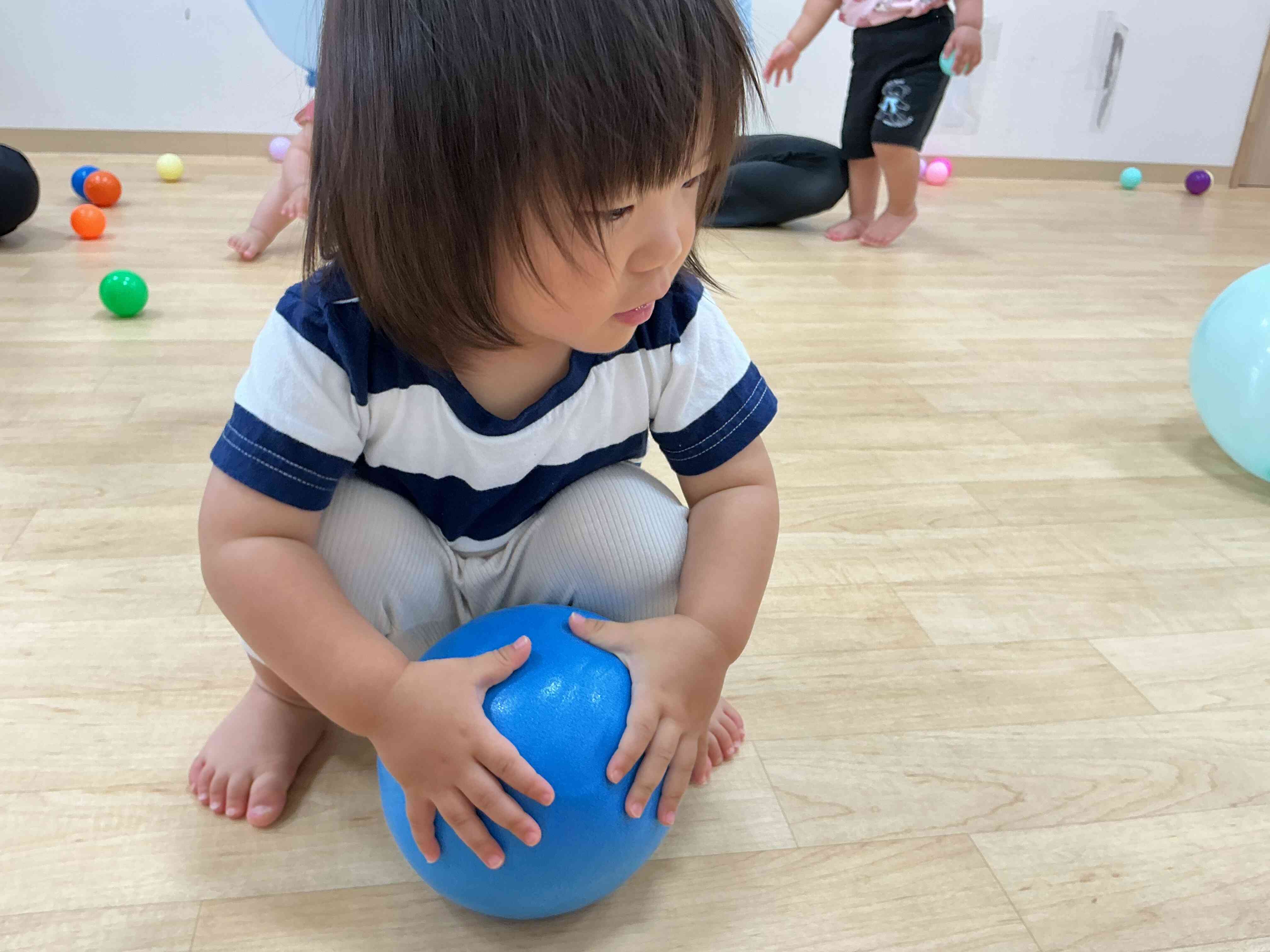 青い風船を大事そうに持っています。宝物♪