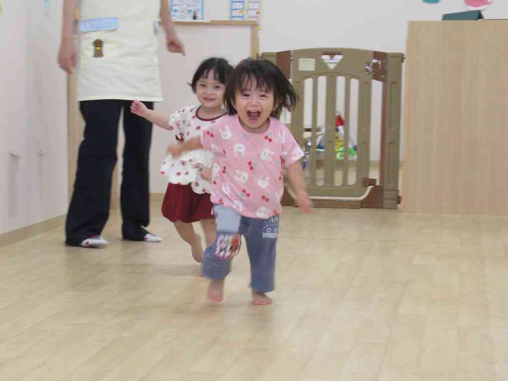 1歳児さんクラス。初めての練習でしたが、元気いっぱいに走っていました◎これから練習を重ねてできるようになるのが楽しみです♪