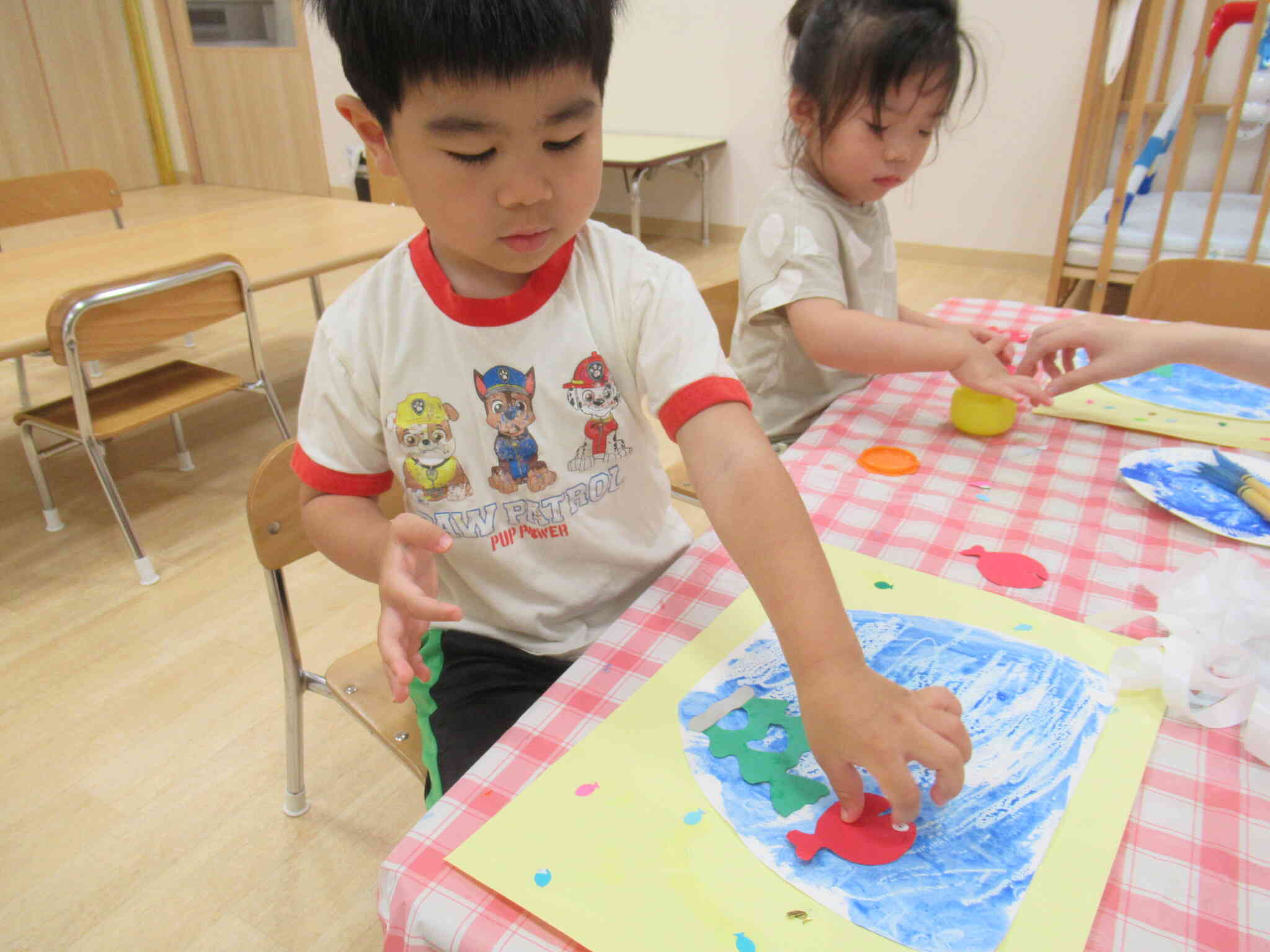 きんぎょをぺたぺた貼って・・・きんぎょがにげたの作品の完成です☆