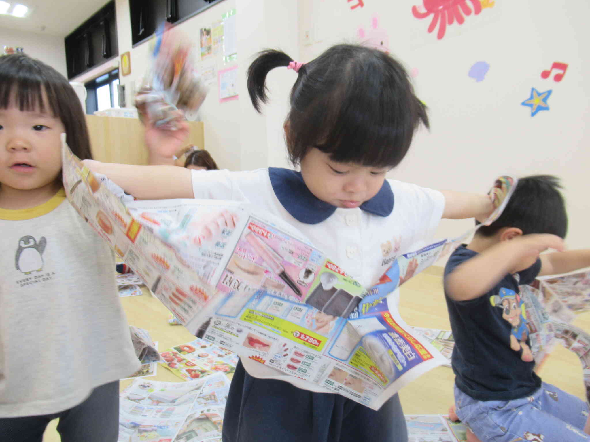 新聞紙で遊んだよ