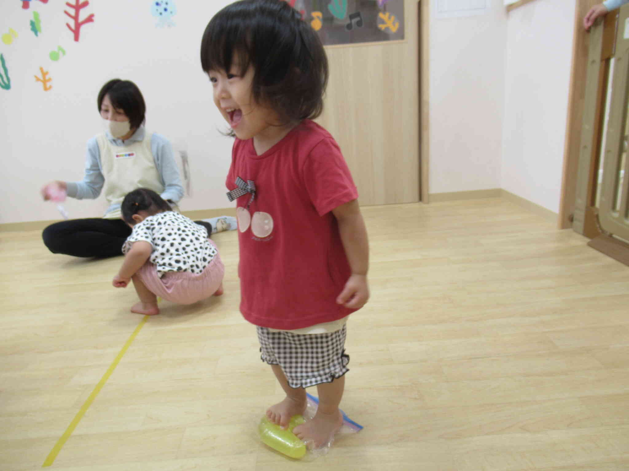 なんという怖いもの知らずさん☆水風船に乗ってみるのも楽しいね☆彡そして意外と水風船は割れませんでした!