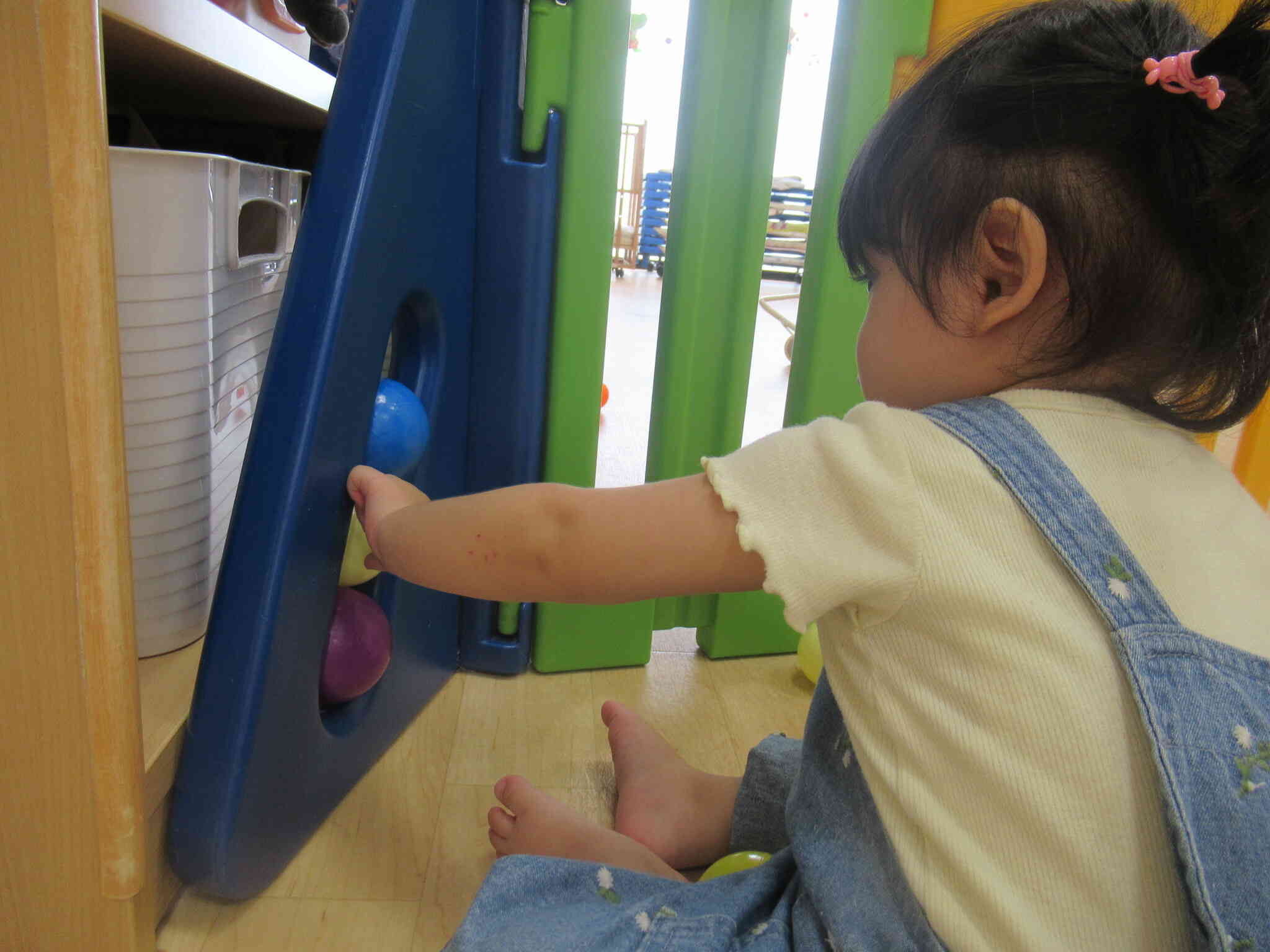 柵の隙間にボールをはめています◎こどもたちの遊びは発見がいっぱいです♡