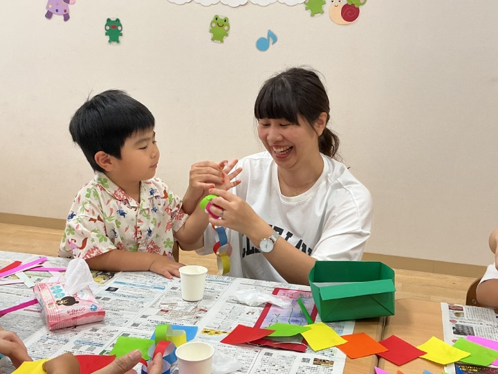 輪飾りもママと一緒に作ったね！　楽しそうな声と笑顔があふれるステキなひと時となりました！