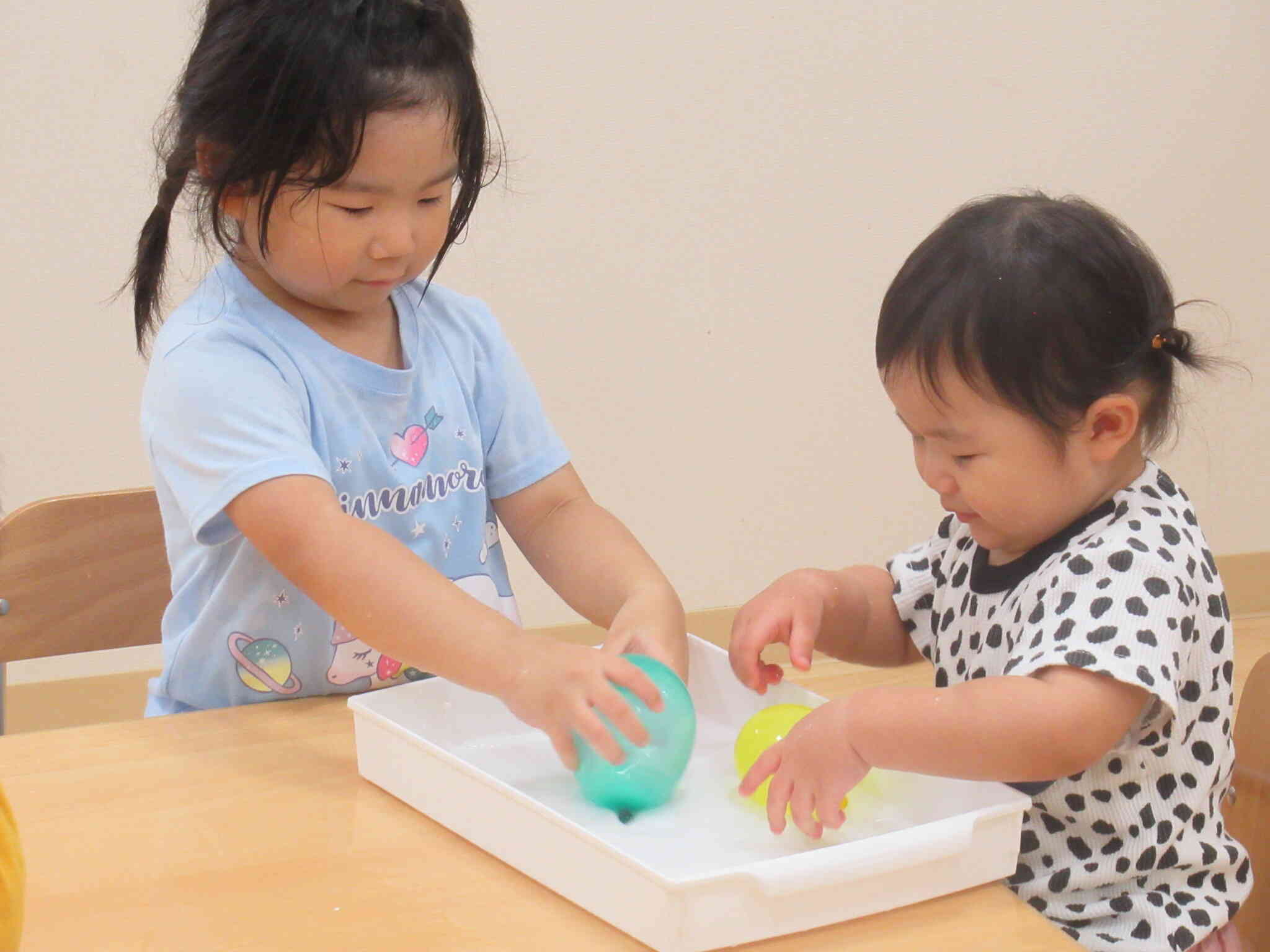 溶けた氷の中に水風船を入れてみます。ぷよぷよヒンヤリ♪