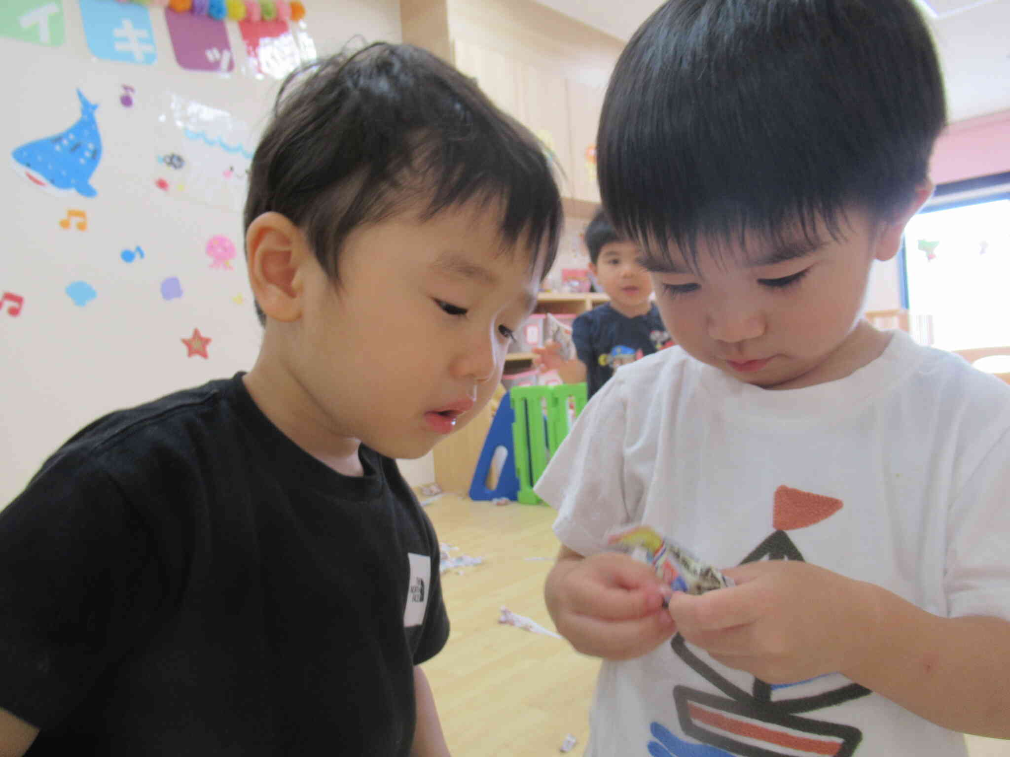 ｢何が書いてあるのかな？｣、｢何？何？見せて！｣仲良しふたり組！