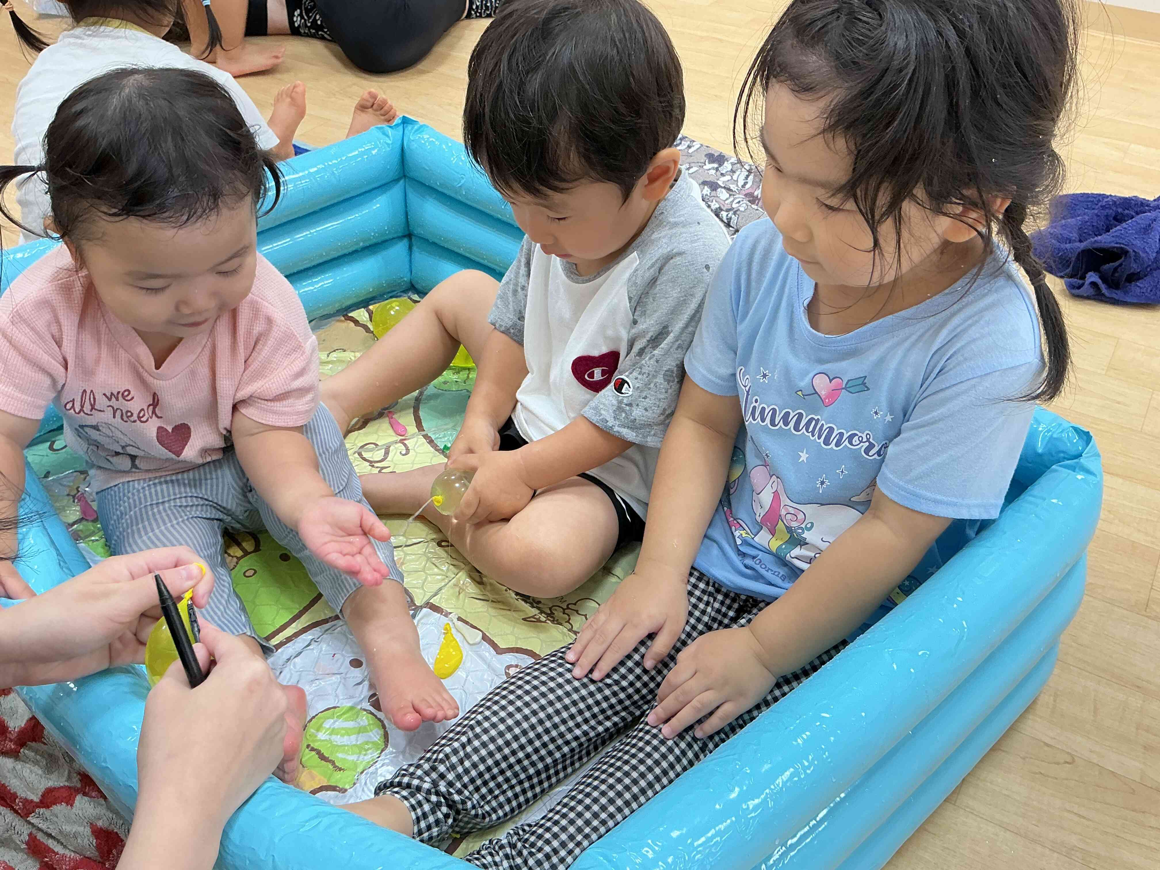 室内でのお水遊び、おもいっきり楽しみました☆