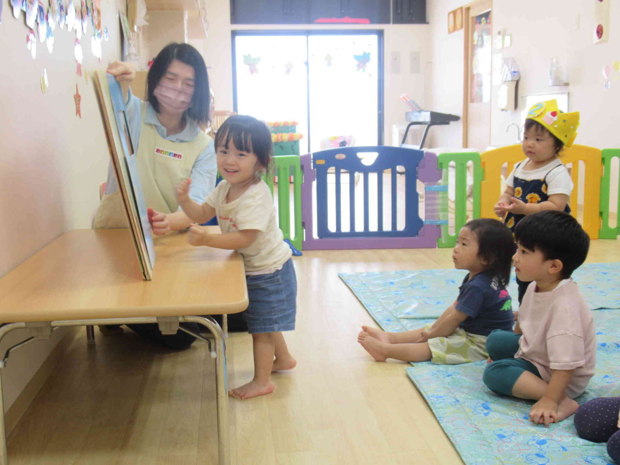 大型絵本に夢中！