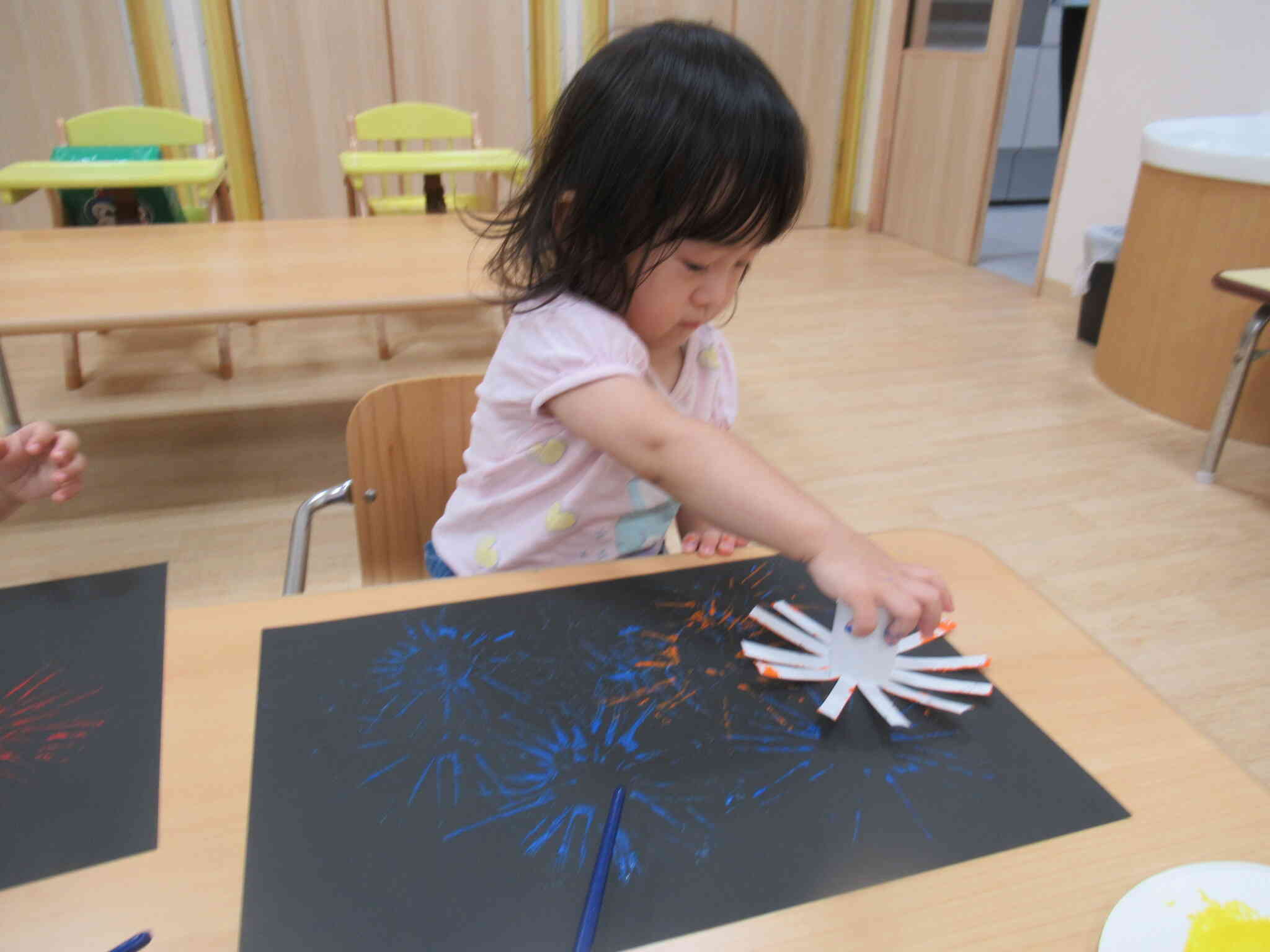 先生の真似をしながら上手に模様を付けていました♫
