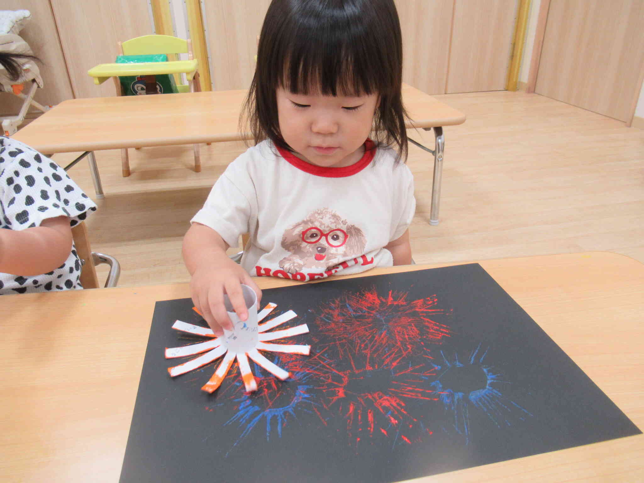 あひる組さんの製作の様子　＊打ち上げ花火＊