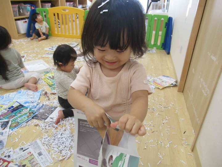 チラシや紙吹雪であそんだよ！
