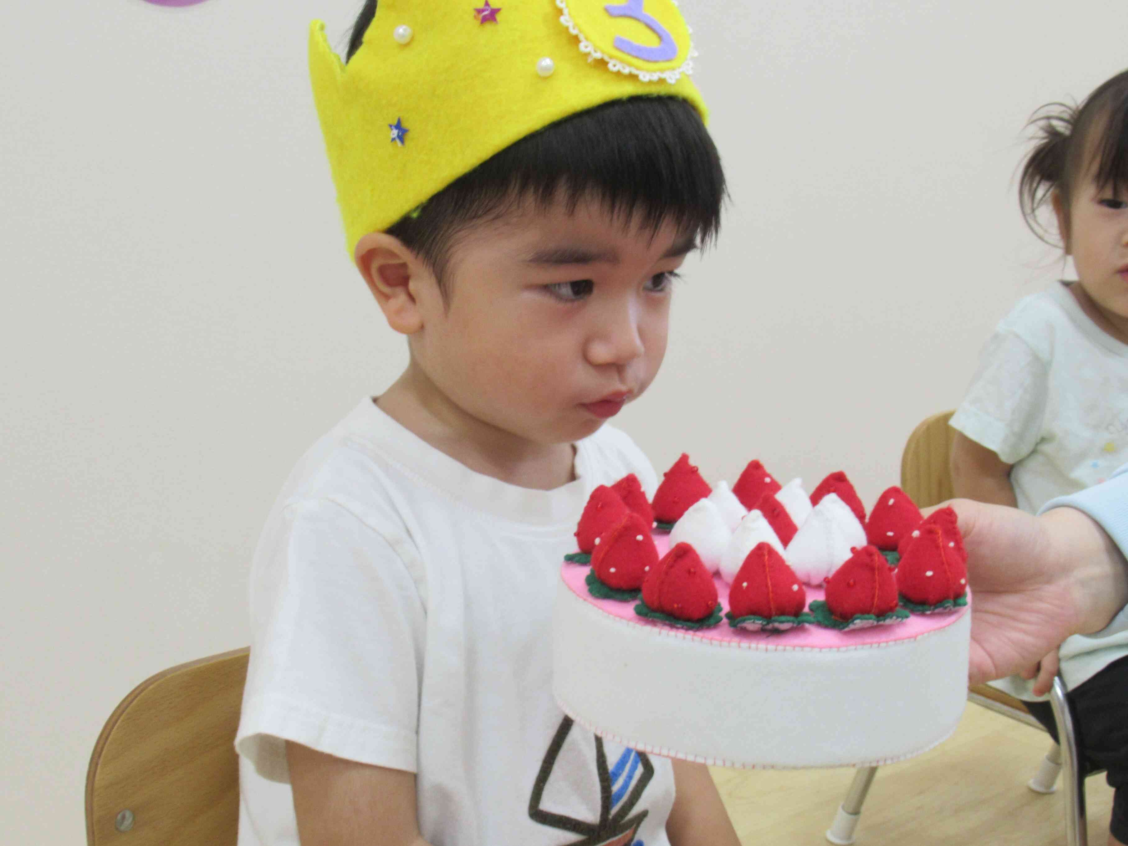 ケーキのろうそくをふぅ~!