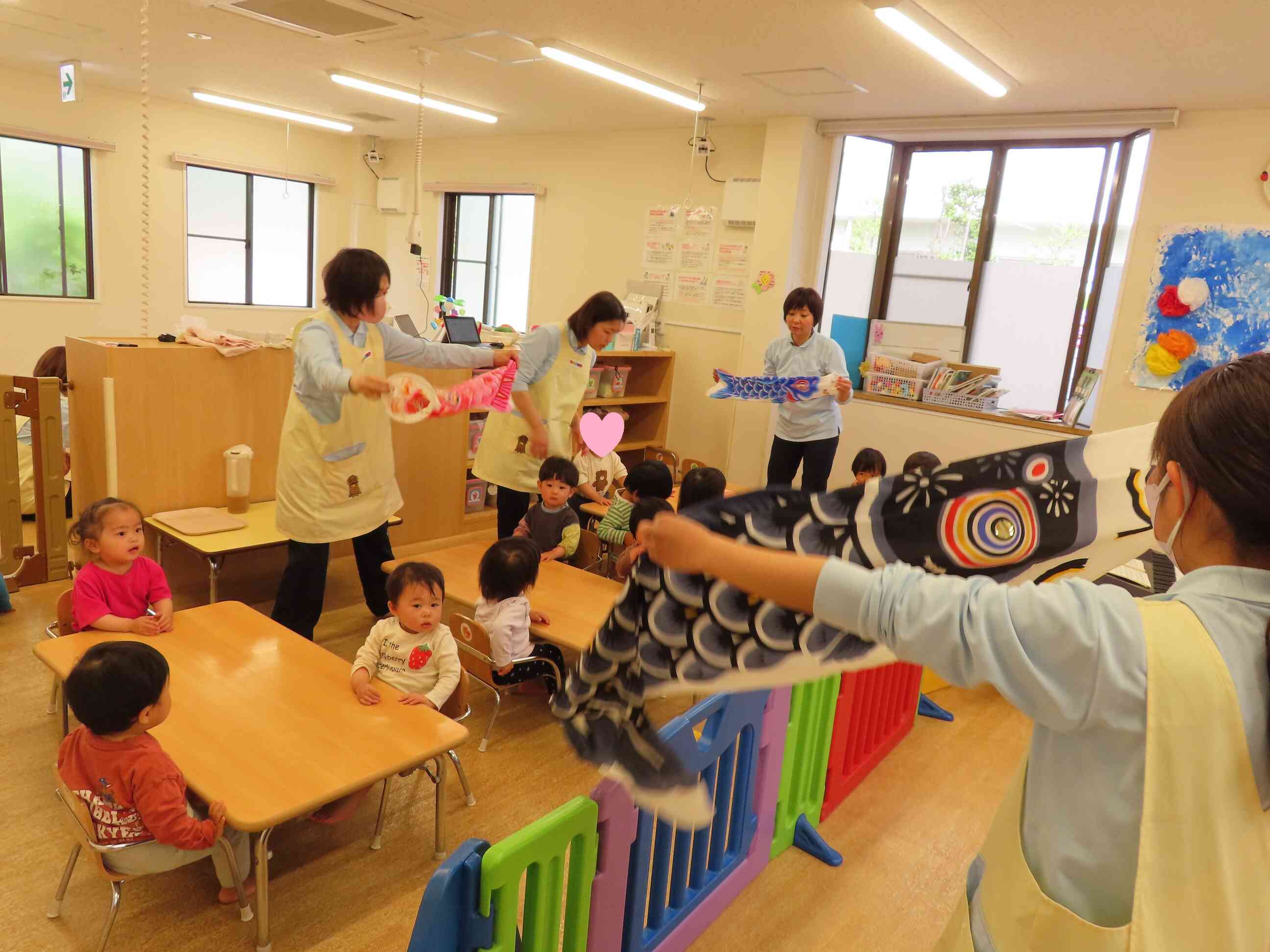 子ども達の歌に合わせて、こいのぼりが泳いでいます♪