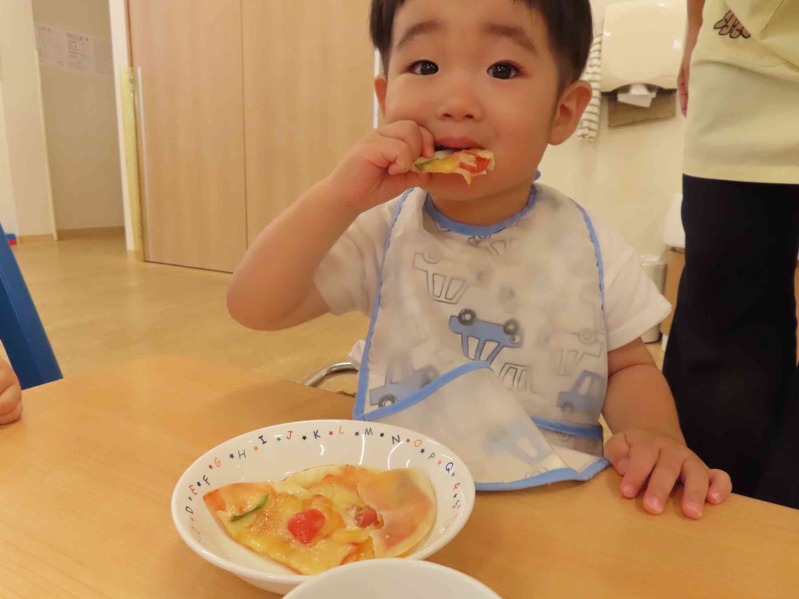 みんなでつくったピザができました。