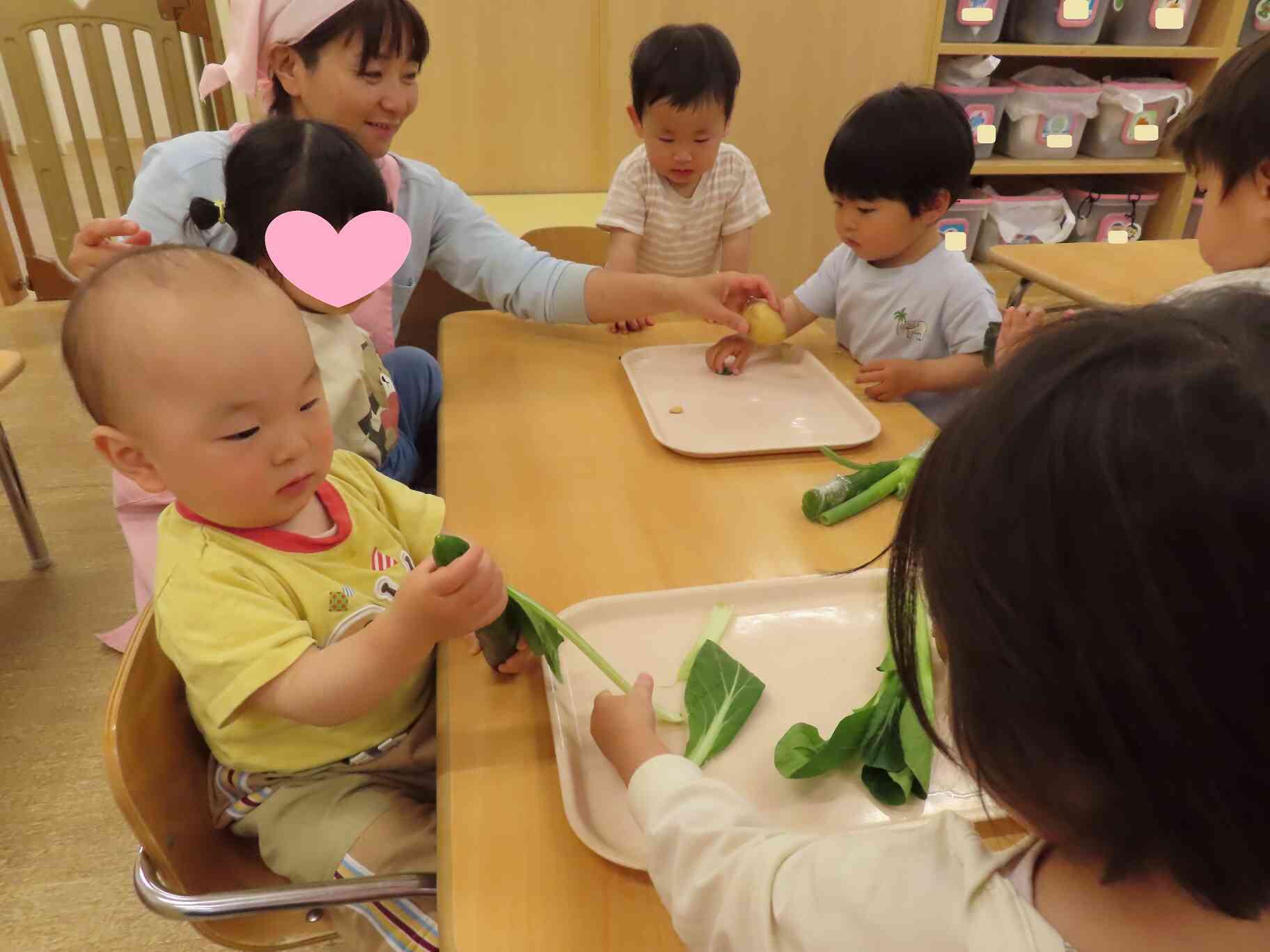 食育活動（食材に触れる）