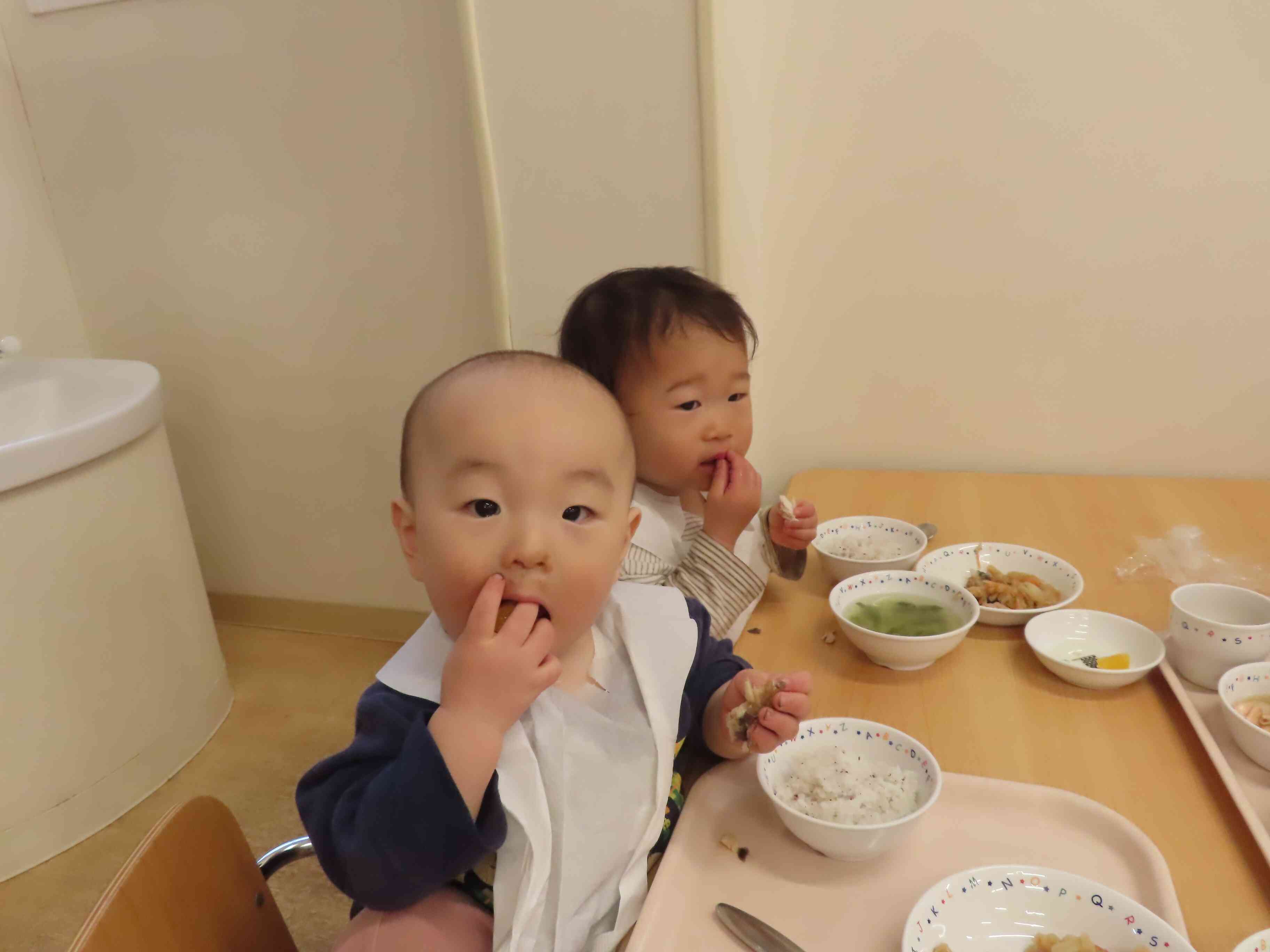 手づかみが上手にできています！！