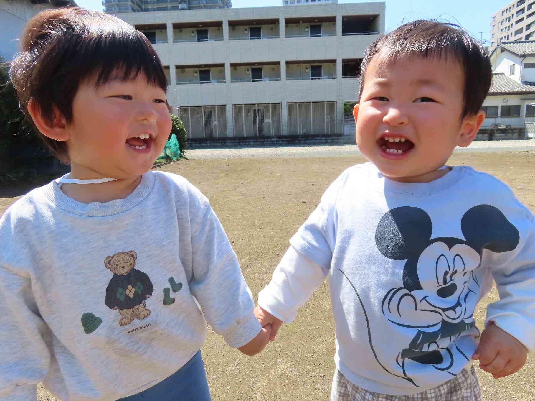 お友だち、嬉しいね!はじける笑顔です!