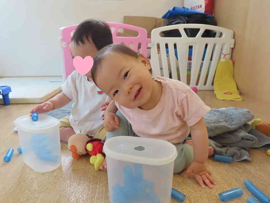 今度は手作りおもちゃで楽しみます。
