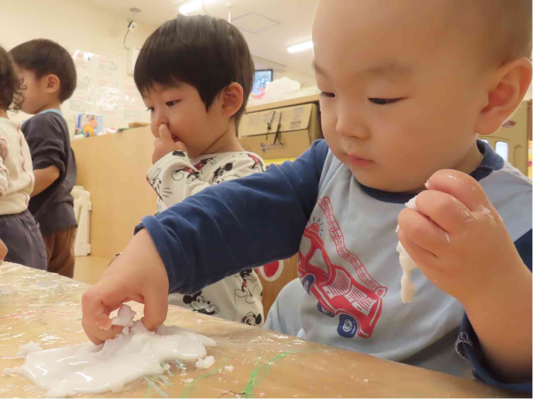 今度は粘土遊びみたいに形作り