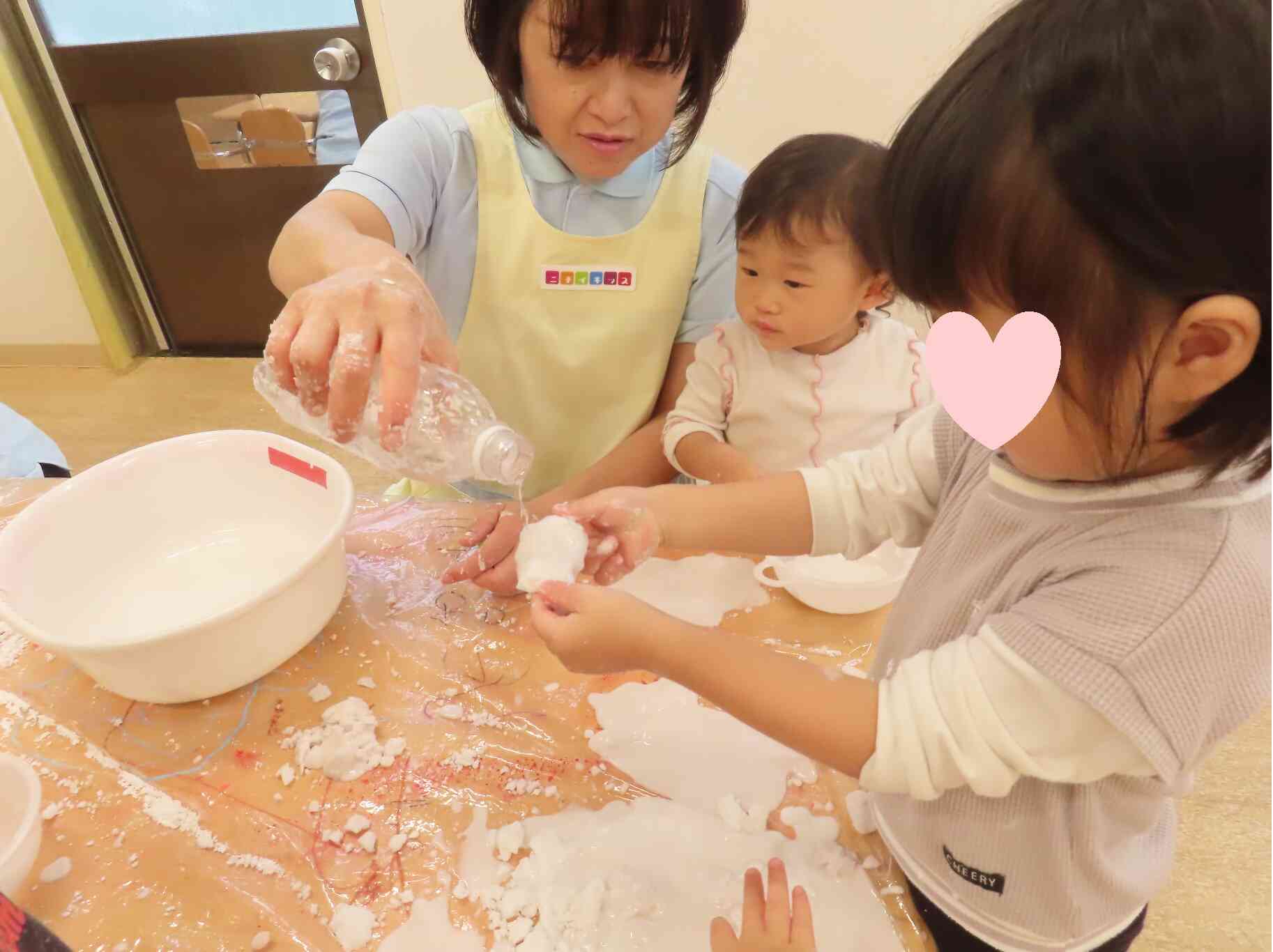 あひる組の片栗粉遊び☆