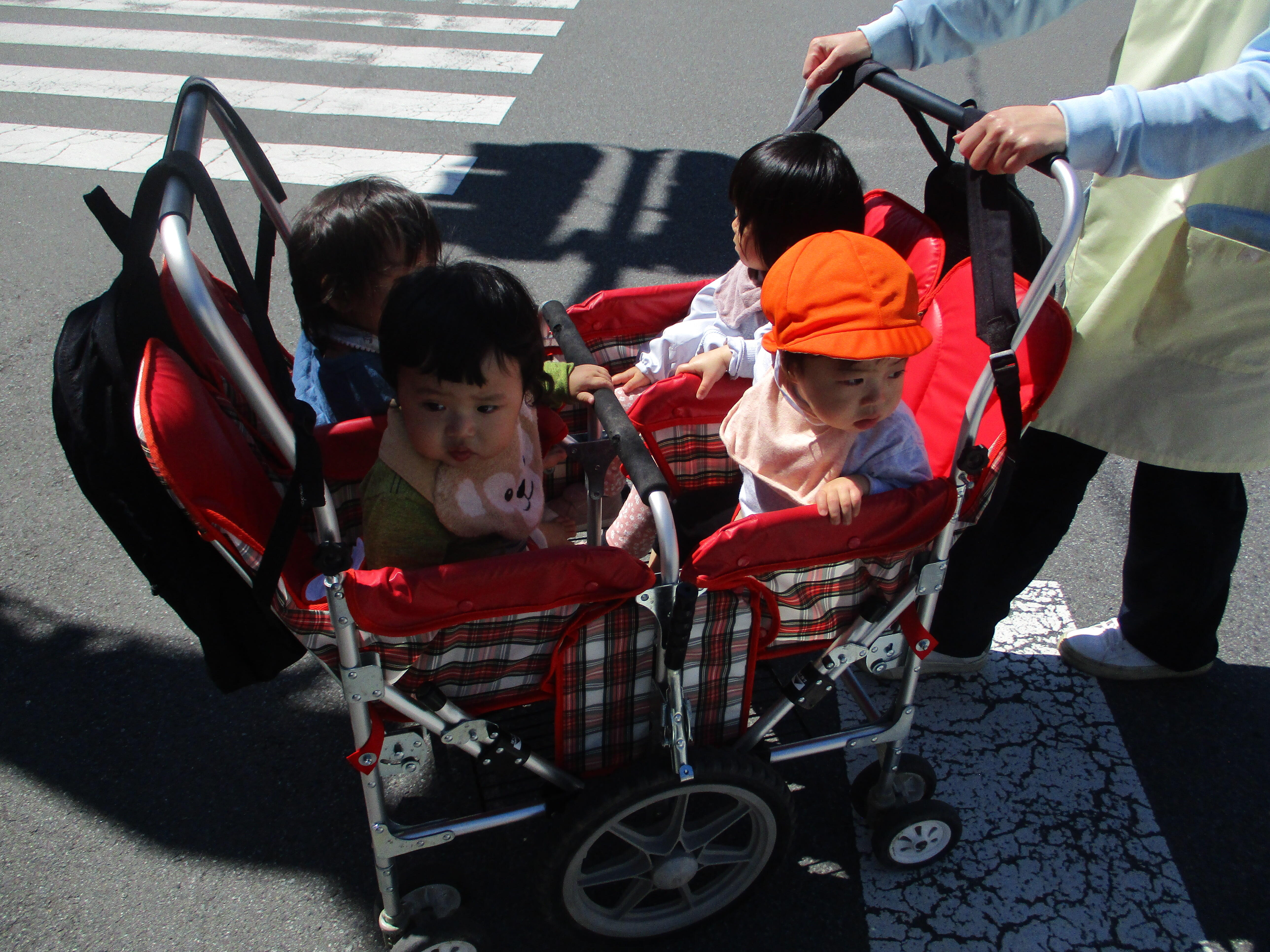 0歳児さんはお散歩車に乗って