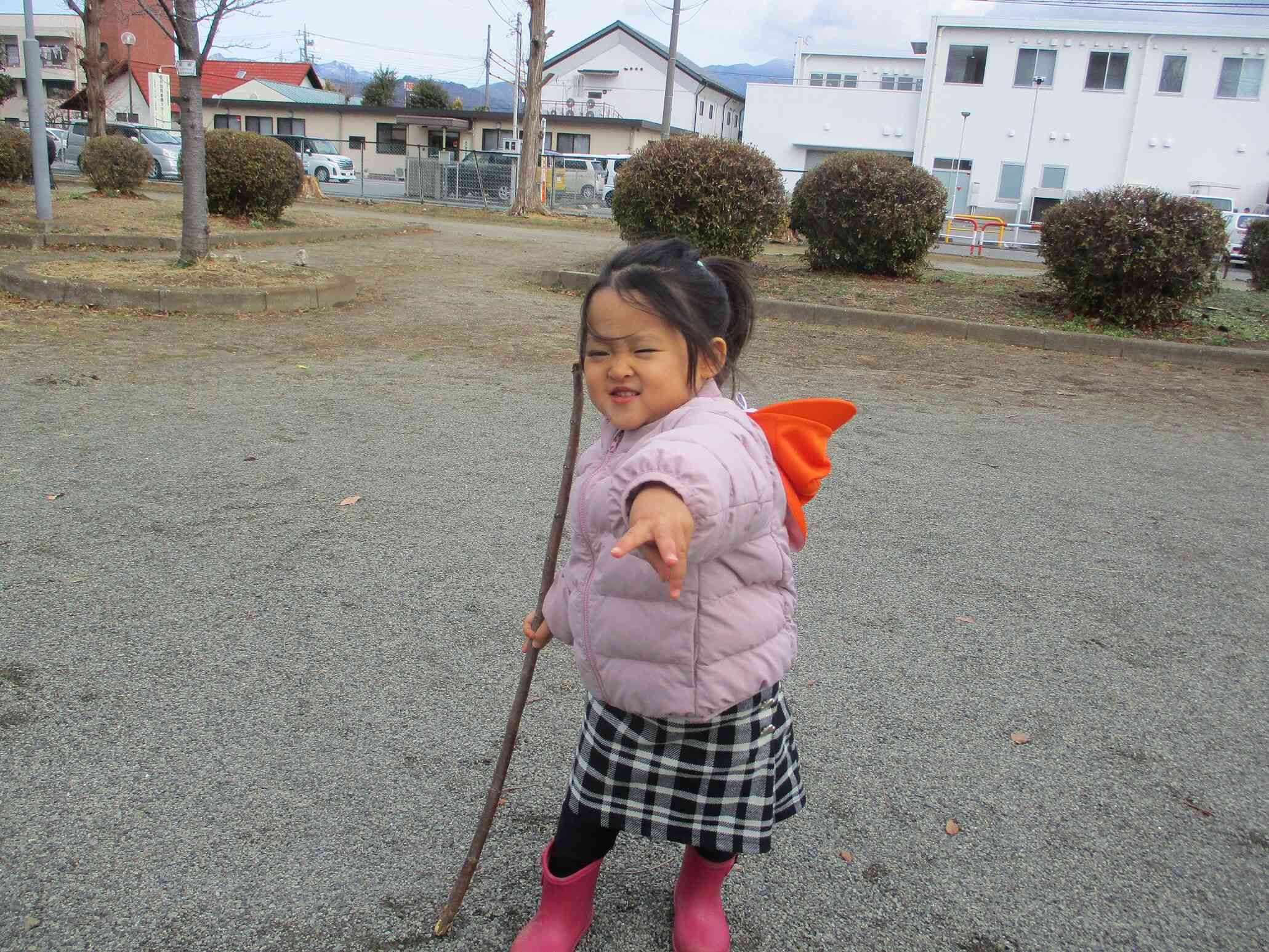 身長より高い木の枝を発見！はい、ピース☆