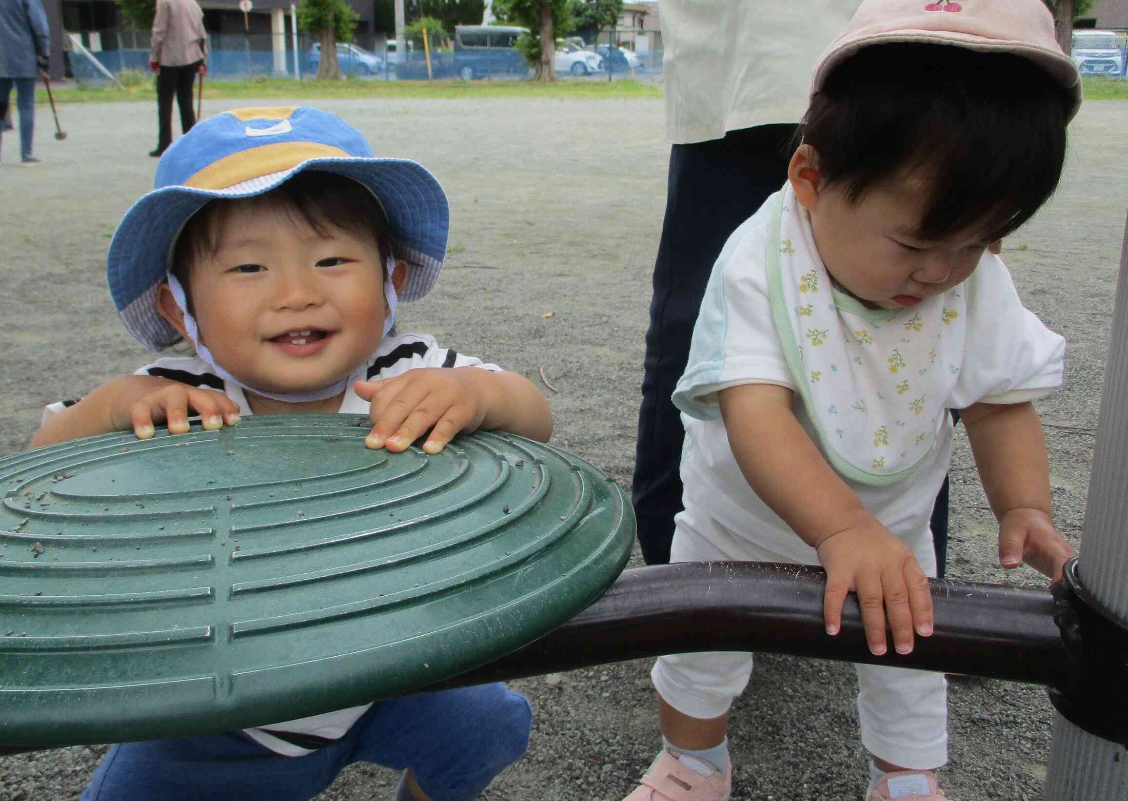 公園で、つかまり立ち。目線が、ハイハイの時より高くなって、いい気持ちですね