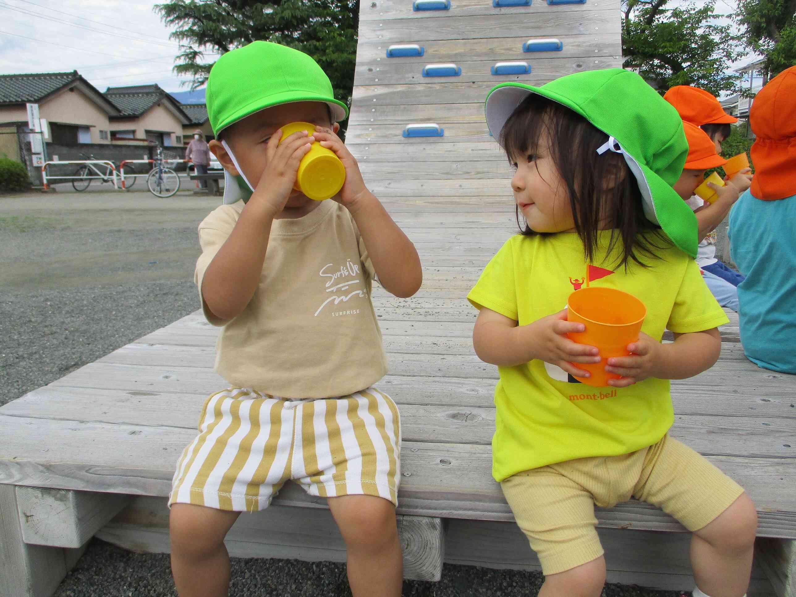 お外で飲むお茶は、いつもと違ってまたおいしいね！