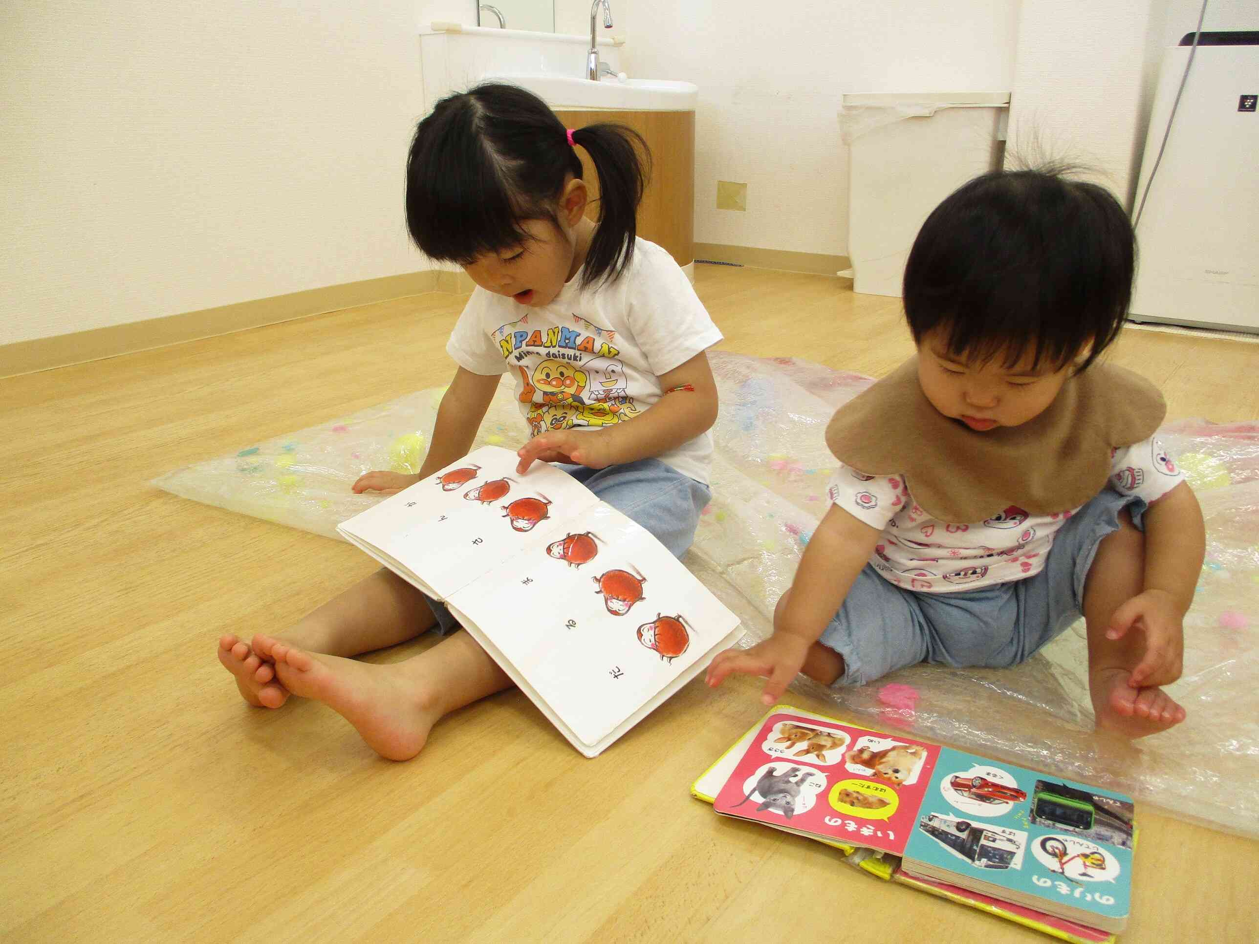仲良く絵本を見ているよ！