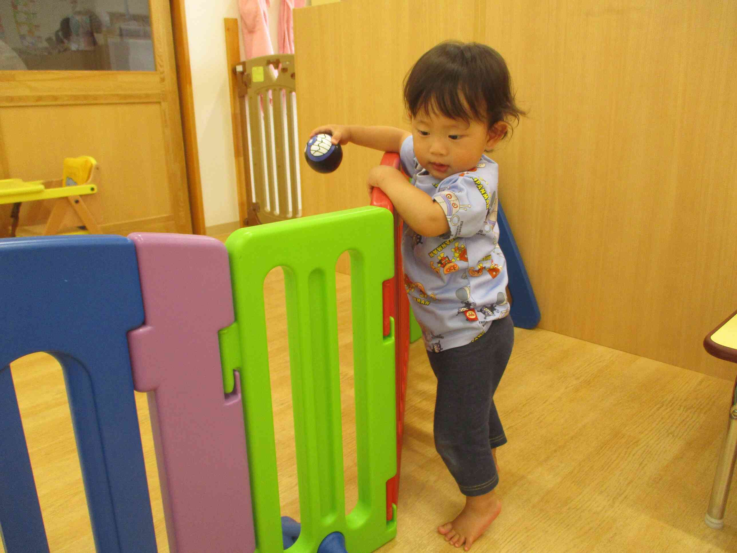 伝い歩きを楽しんでいます。