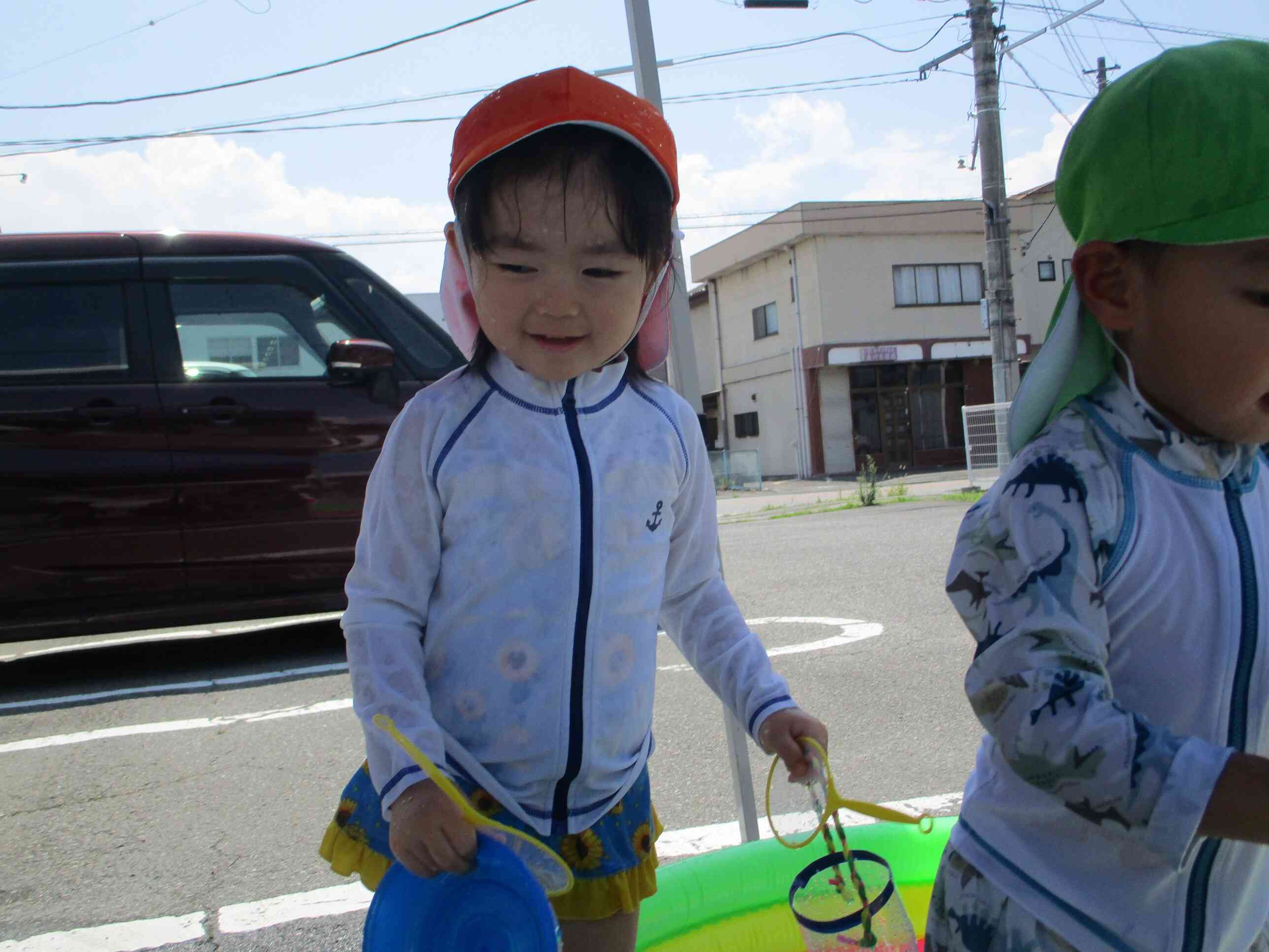 ペットボトルシャワーを浴びたり、魚すくいをしたり水遊びって楽しいね☆