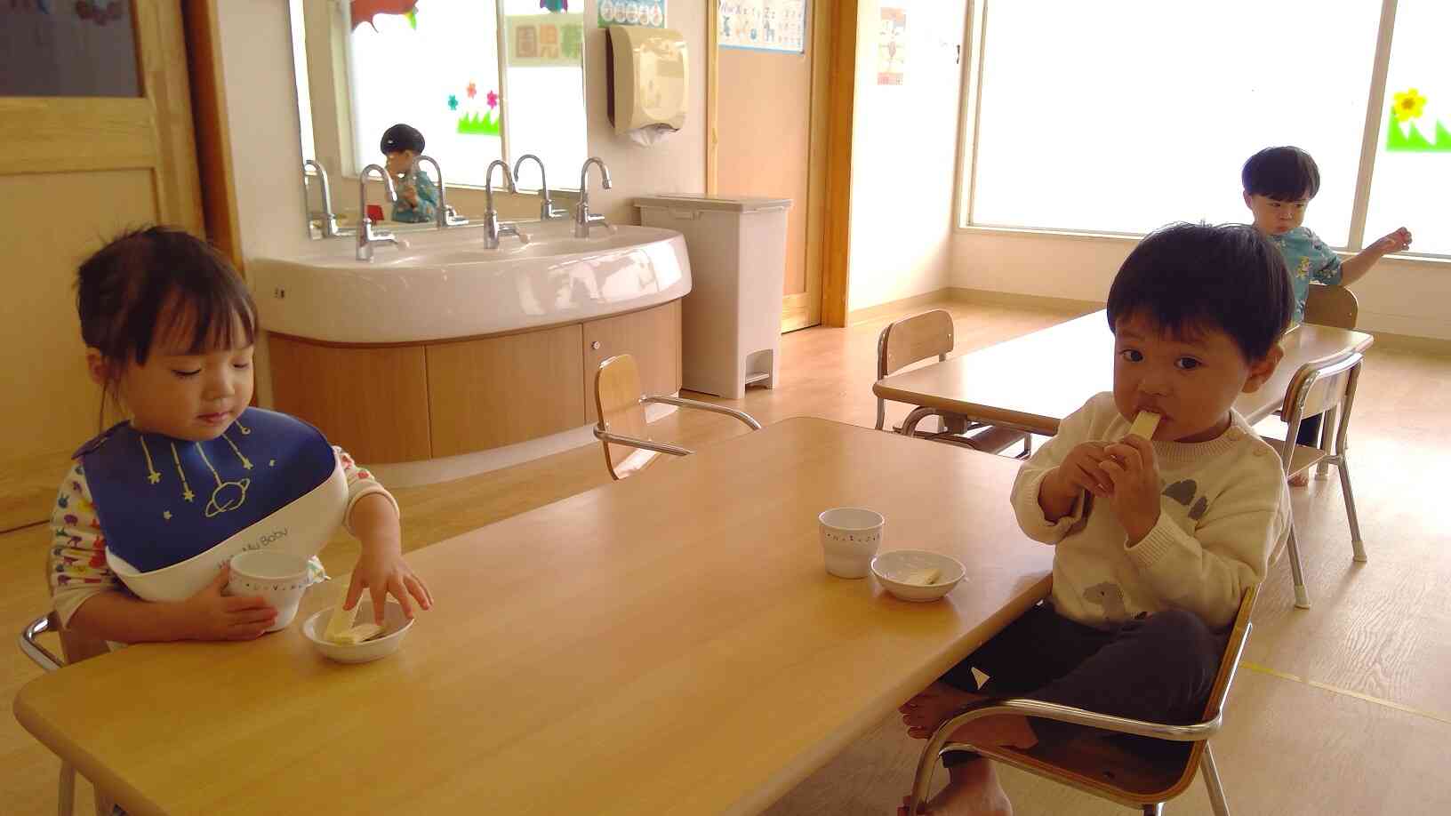 ちょこっと食べて、外あそびまえのチャージです