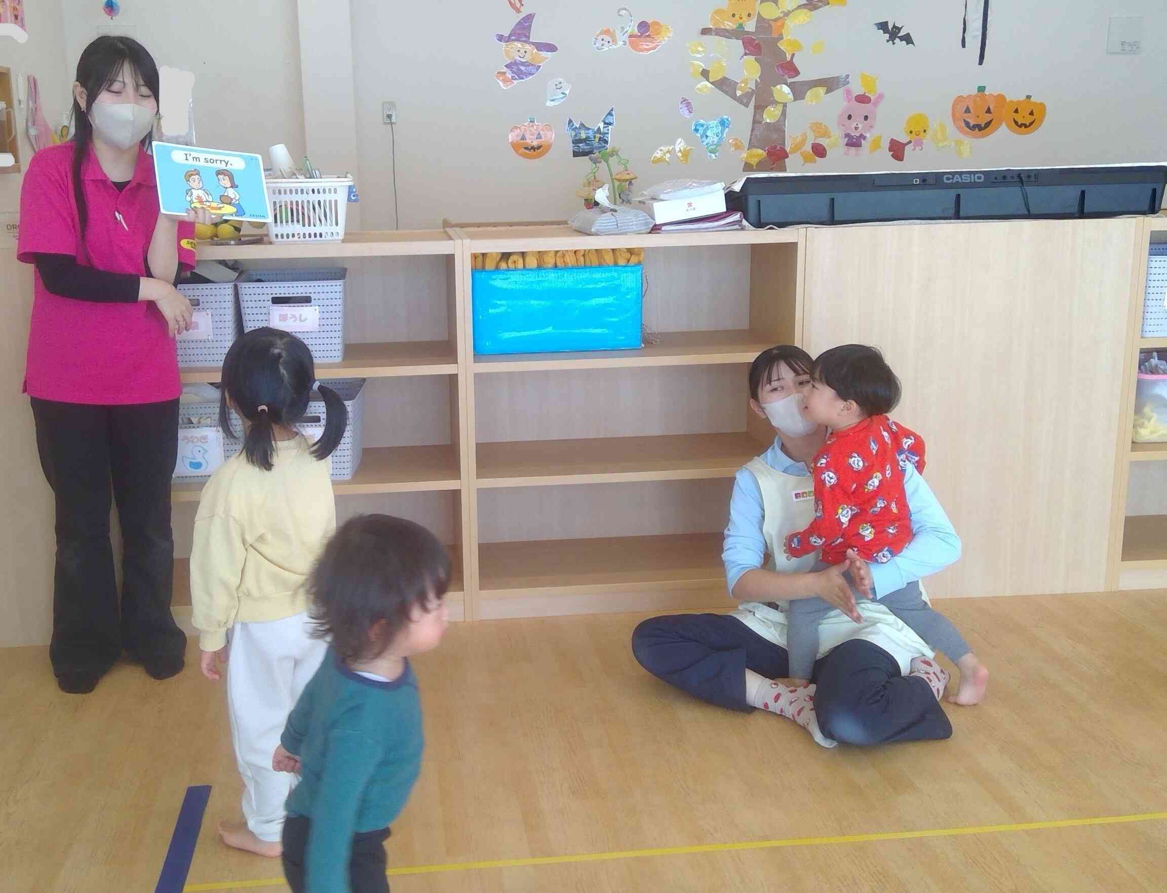 うさぎ組さん(2歳児クラス）は、興味津々で、前のめりです