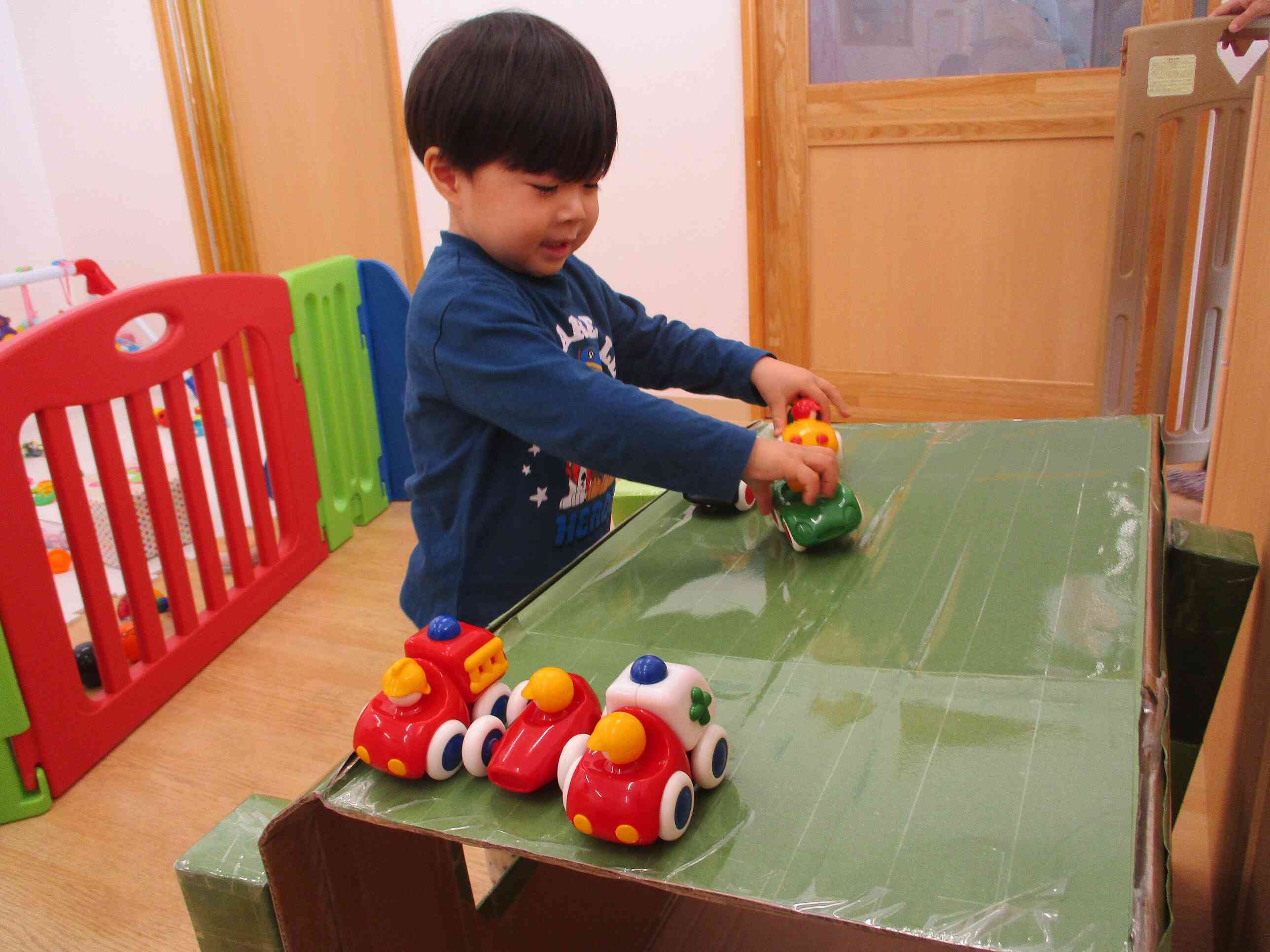 車がたくさん通りまーす、ご注意ください！