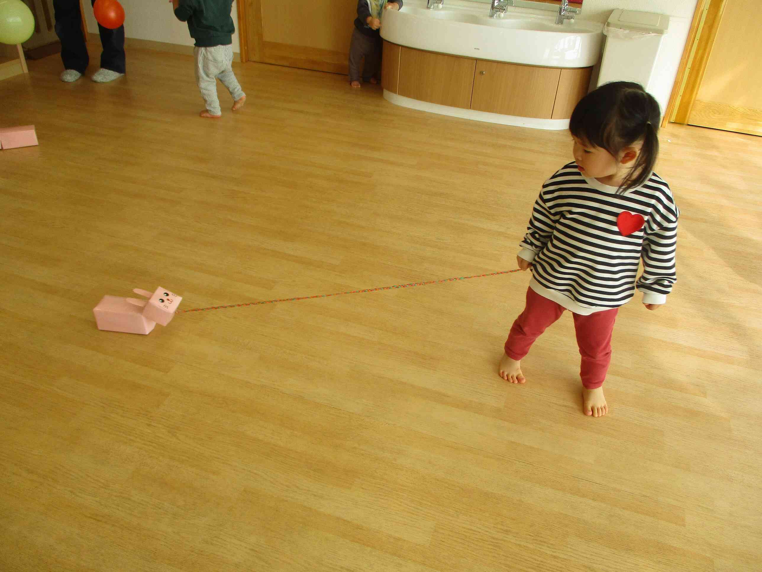 手作りおもちゃが完成⭐︎「おいで〜」と言って誘いながら、うさぎさんのお散歩を楽しみました。