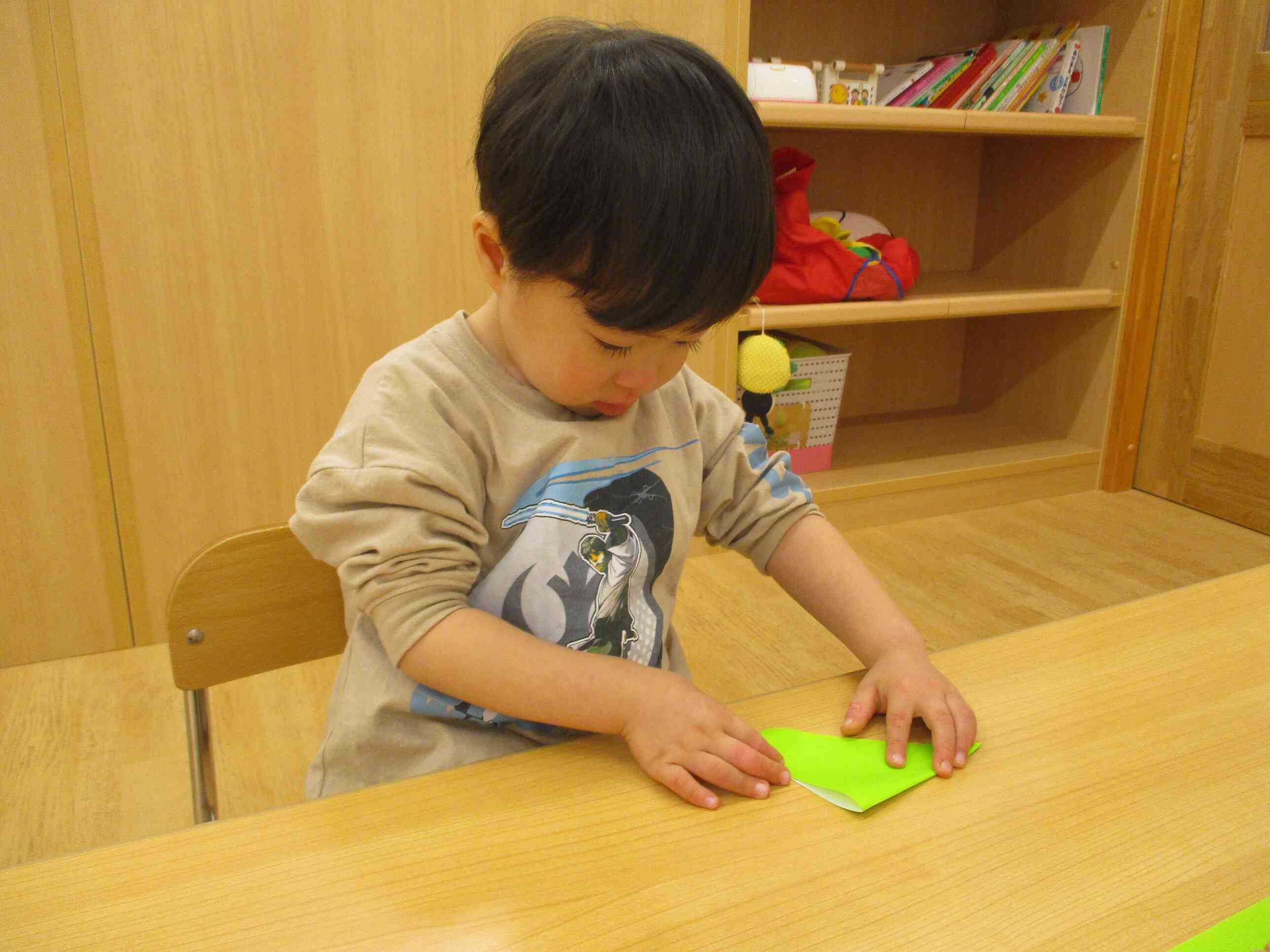 上手に三角に折れるかな？真剣な表情で頑張っています！