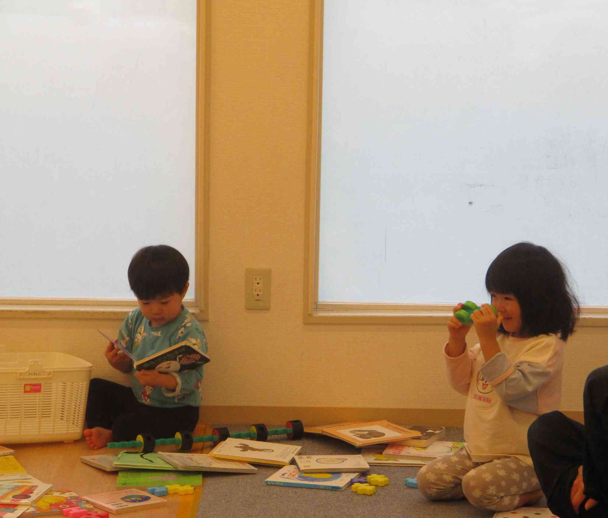 好きなおもちゃや絵本で、自由遊び