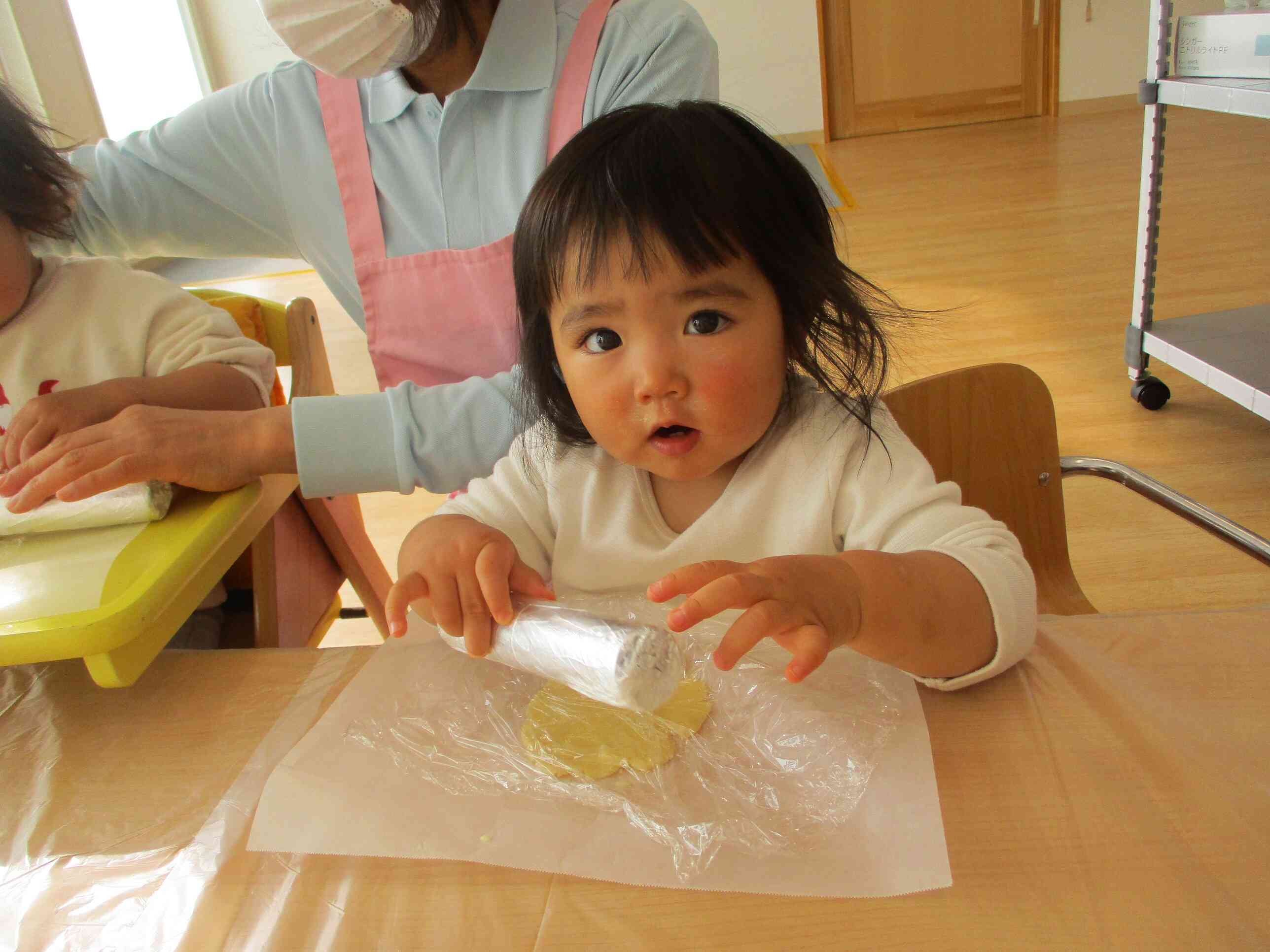 食育活動 クリスマス・クッキーづくり。０歳児さんも上手に伸ばしました。