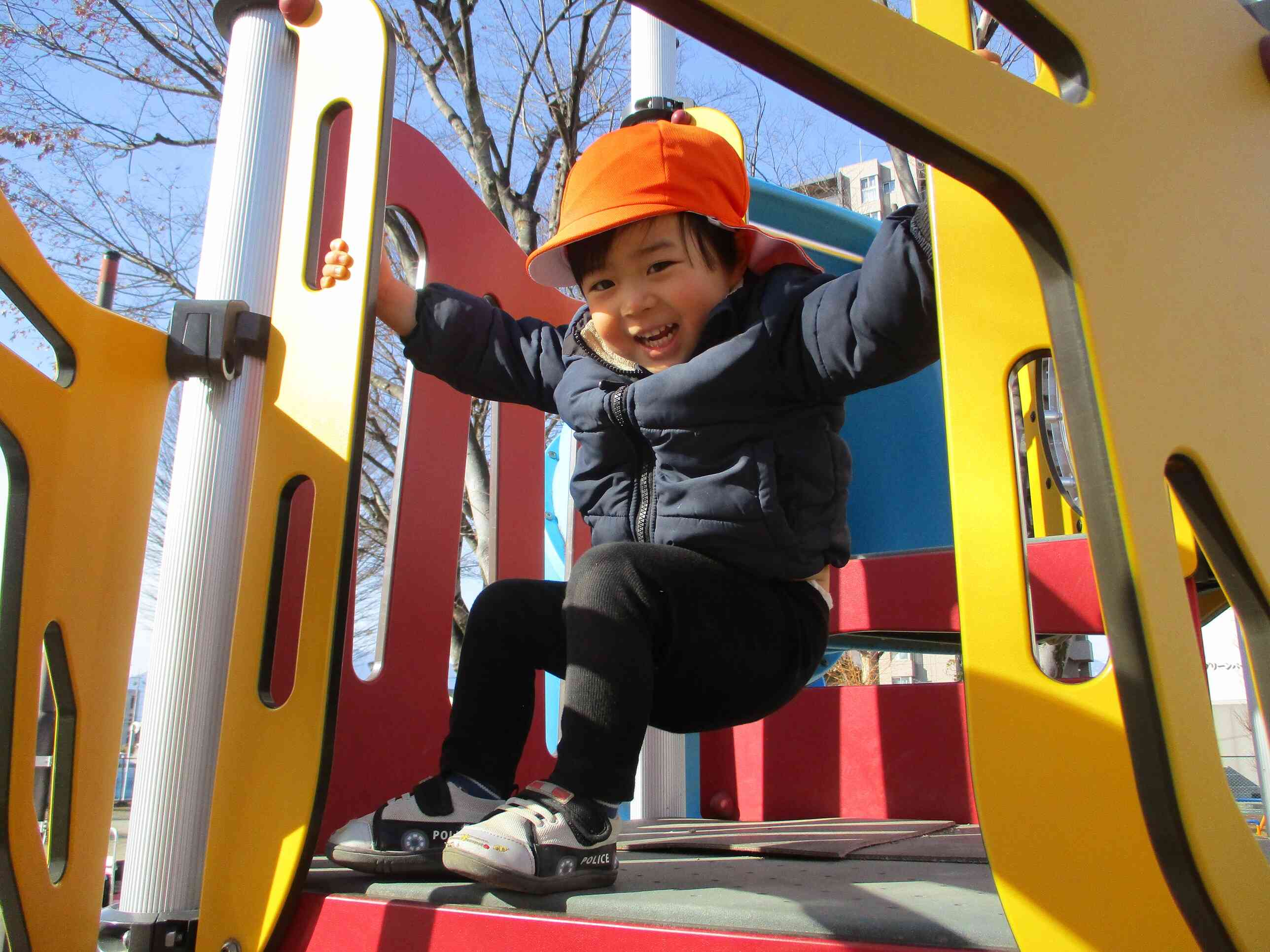 よーし、僕がすべって見せてあげる