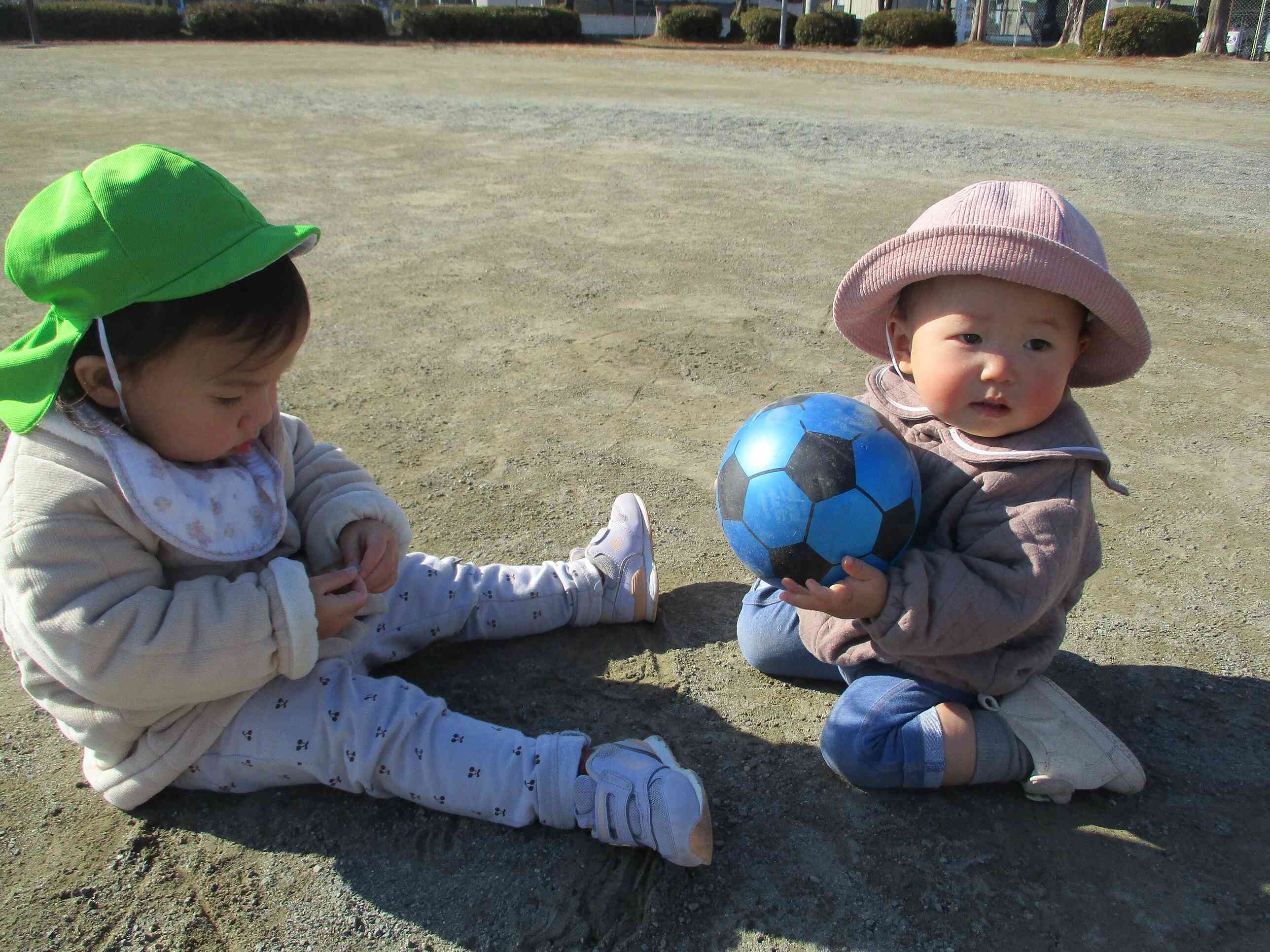 冬の日の外あそび。お日さまがでていると、あたたかいね。