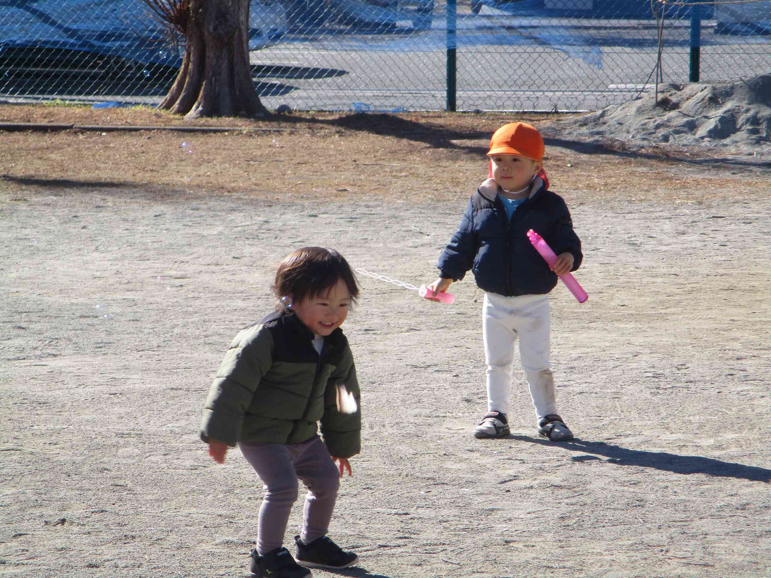 シャボン玉ふわり、キラリ