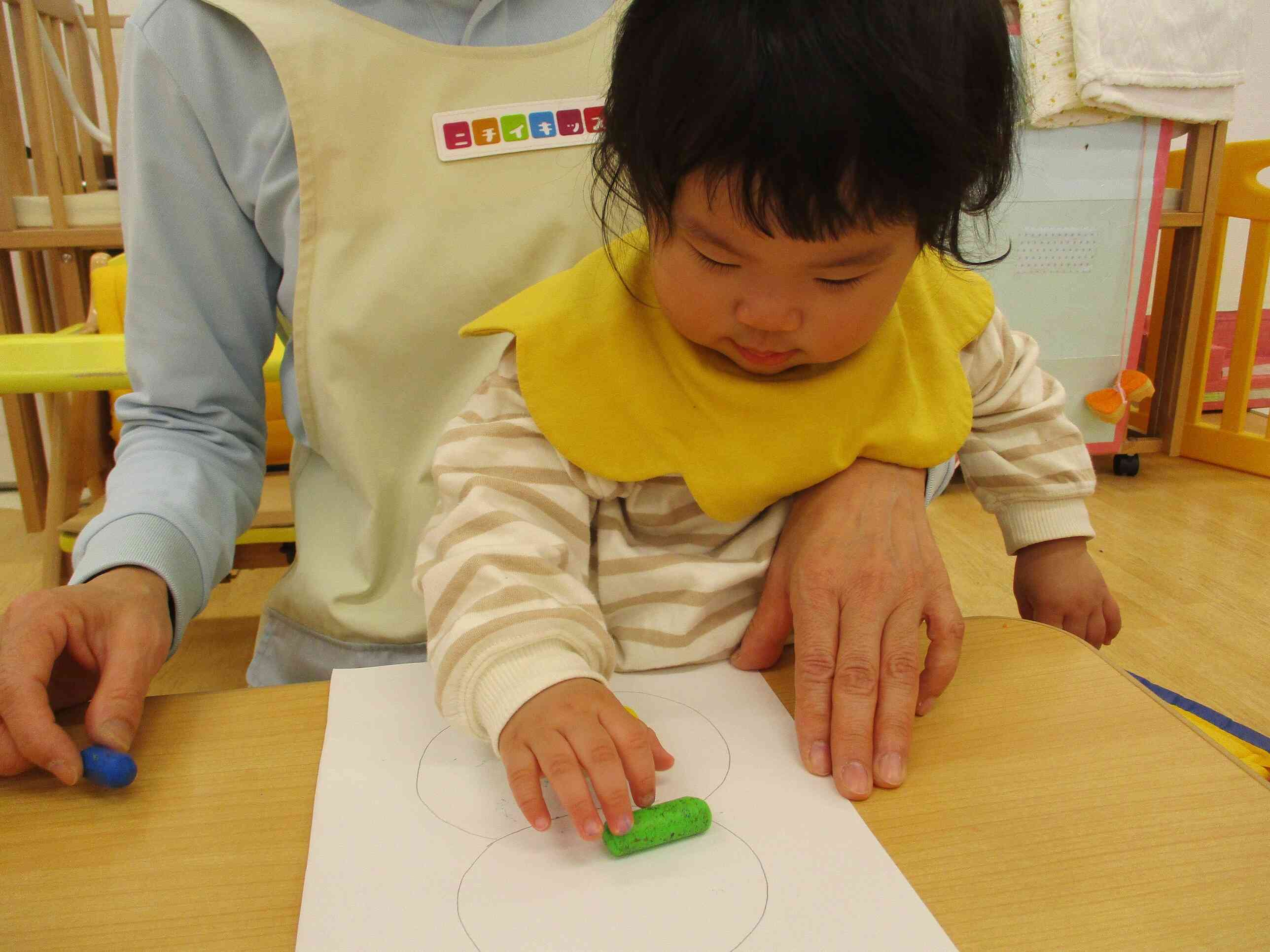 初めてのクレヨンかな？