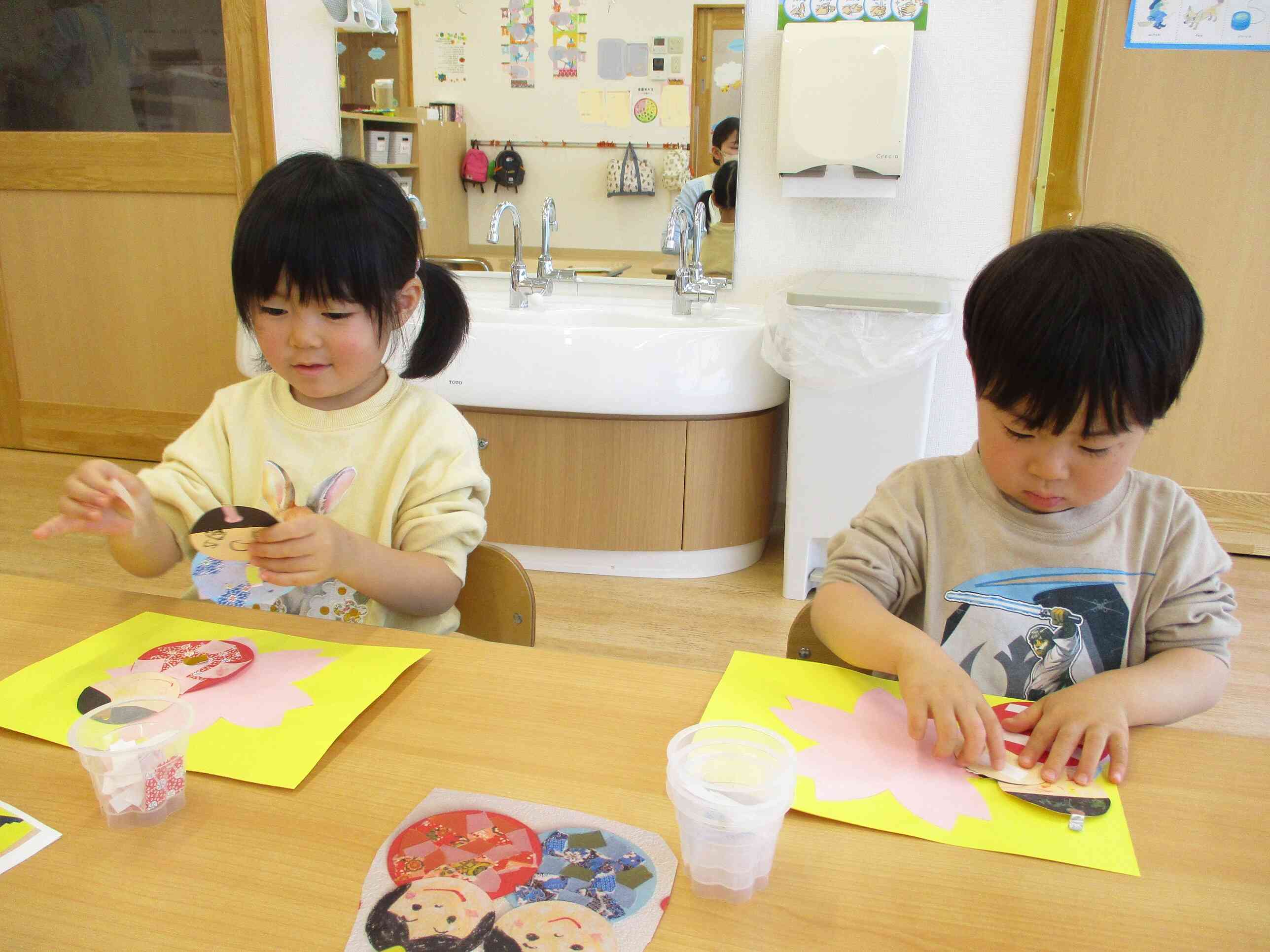 ハサミや、クレヨンを使って