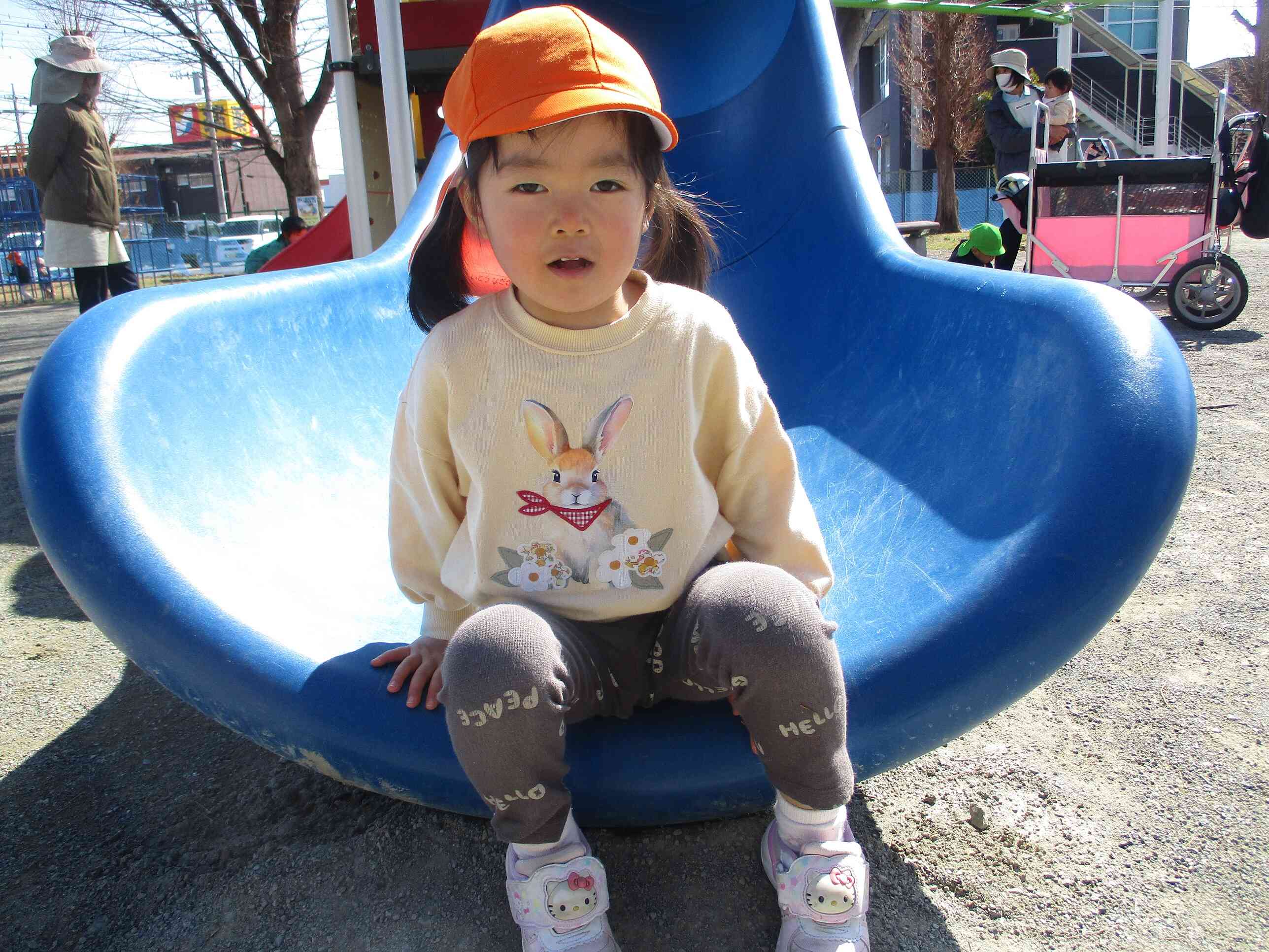 すべり台もポカポカ
