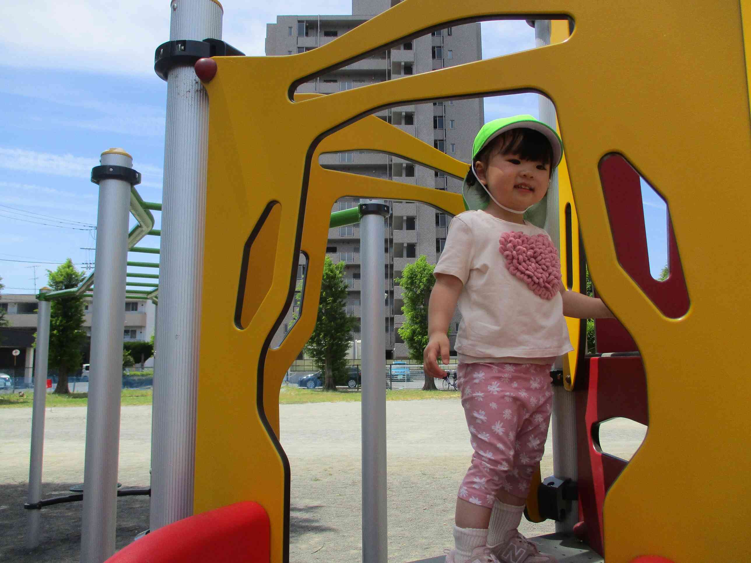 青い空、新緑、初夏の日差し。木陰の遊具で遊ぶと気持ちいいですね。