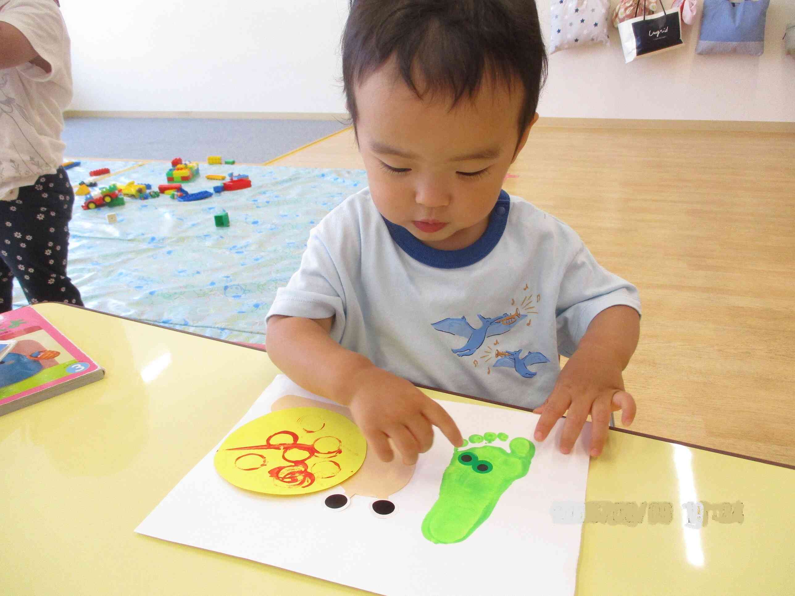 カエルさんは、ボクの足型