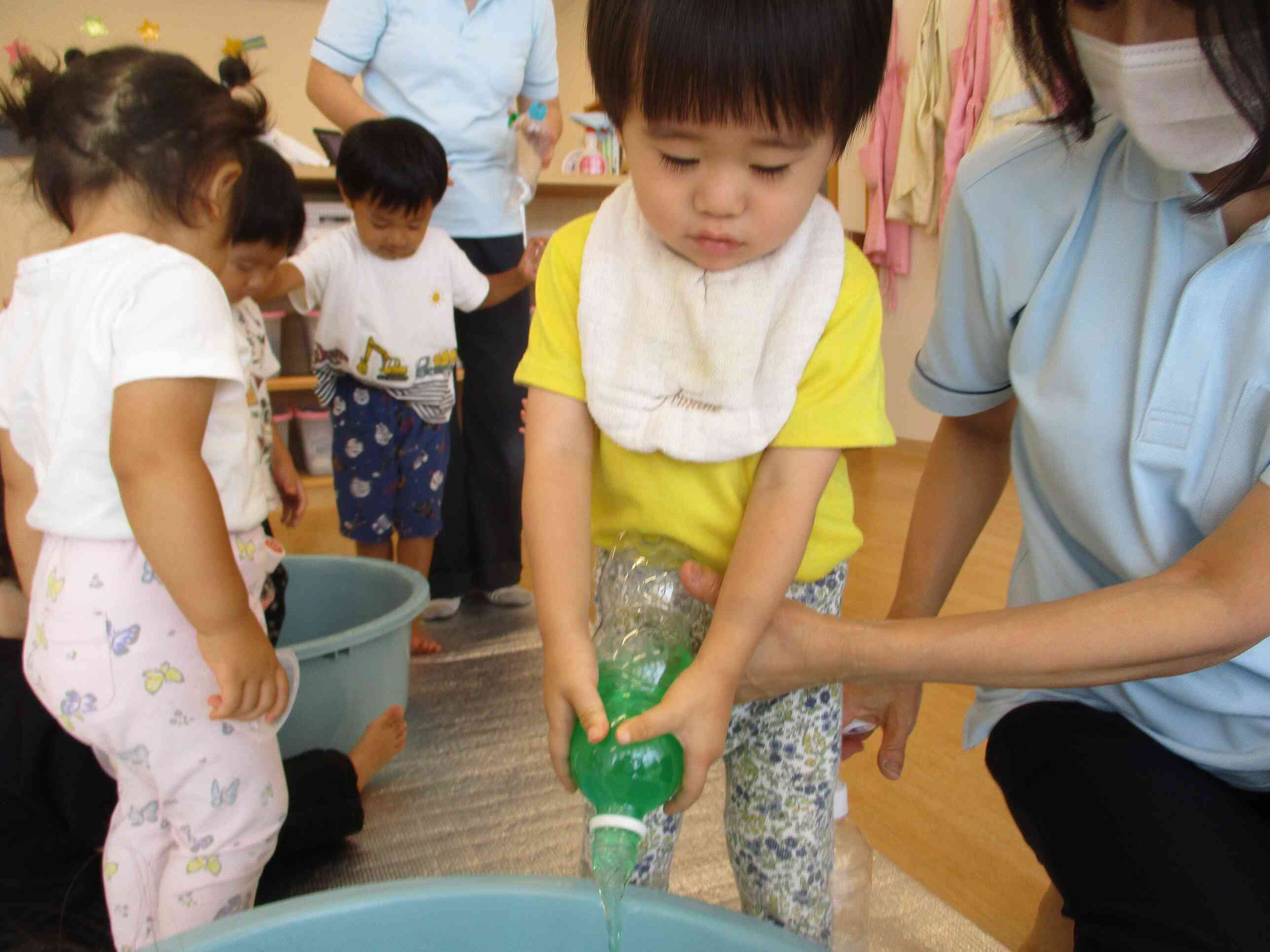 たらいに入れて、ほかの色のお水と混ぜてみましょう