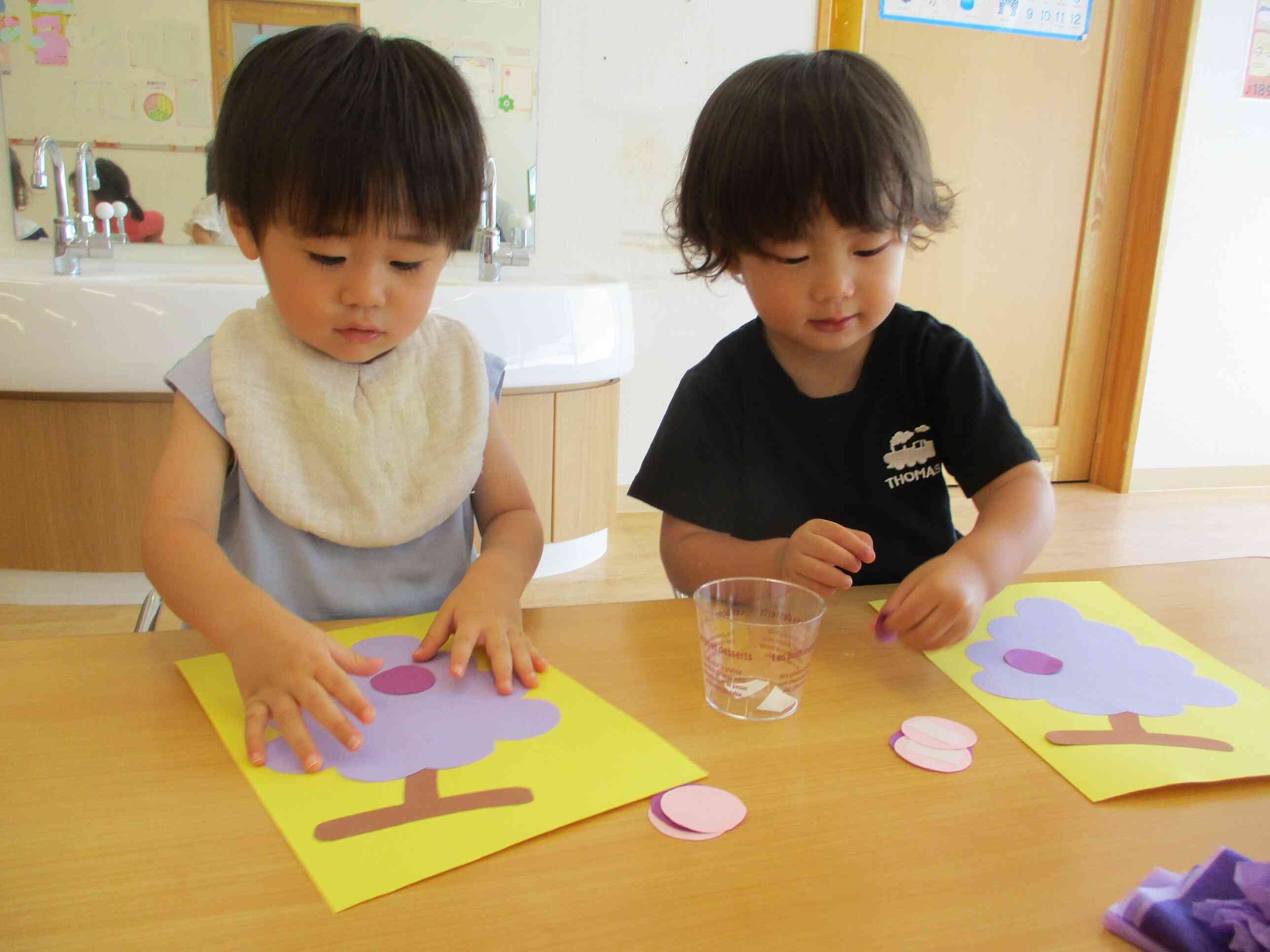 「ぶどう」の製作をしました。今年はぶどうが豊作でしたね。ぶどうの粒をたくさんつけてくださいね。